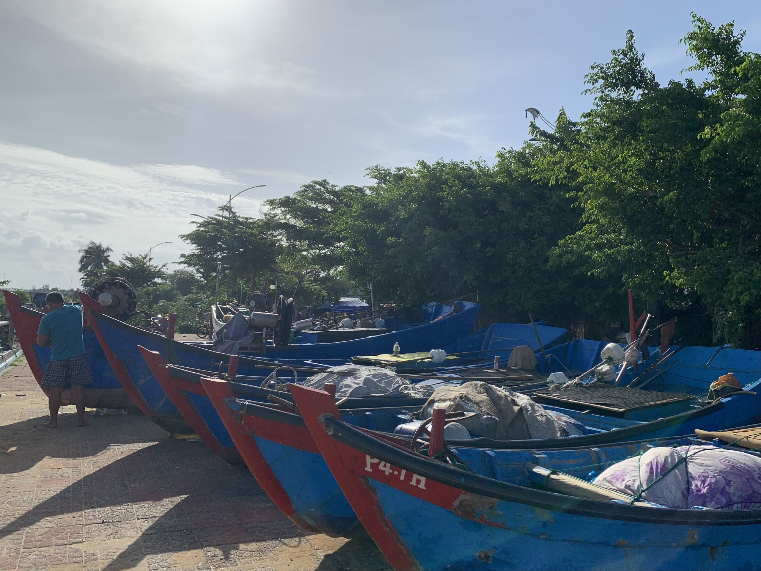 Ngư dân Đắk Lắk chủ động thuê xe cẩu kéo thuyền lên bờ để tránh bão Kalmaegi - Ảnh 1.