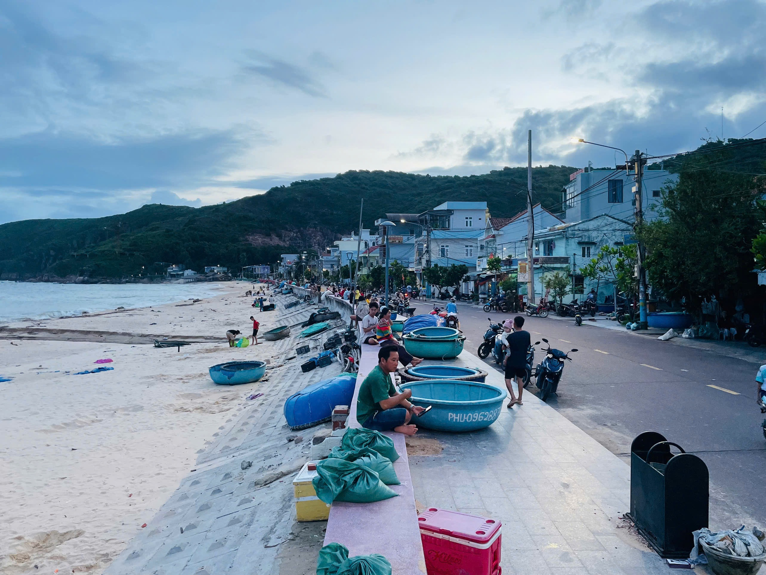 Đề nghị các hồ đập xả nước tối đa đón bão Kalmaegi - Ảnh 2.