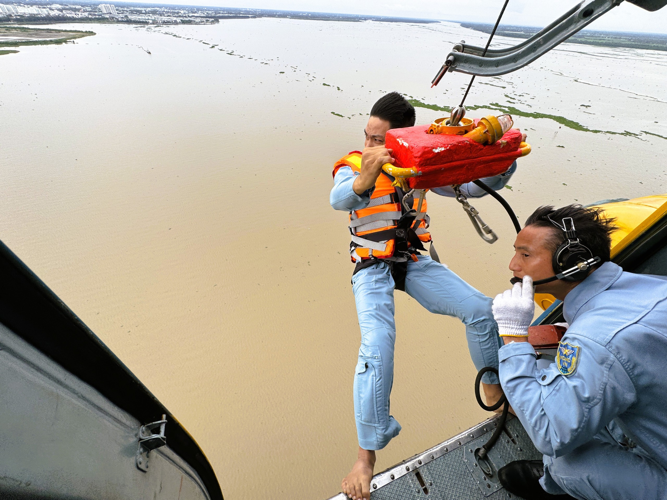 Trực thăng quân sự luyện tập bay treo cứu người tại Rạch Giá- Ảnh 1. Trực thăng quân sự luyện tập bay treo cứu người tại Rạch Giá- Ảnh 1.