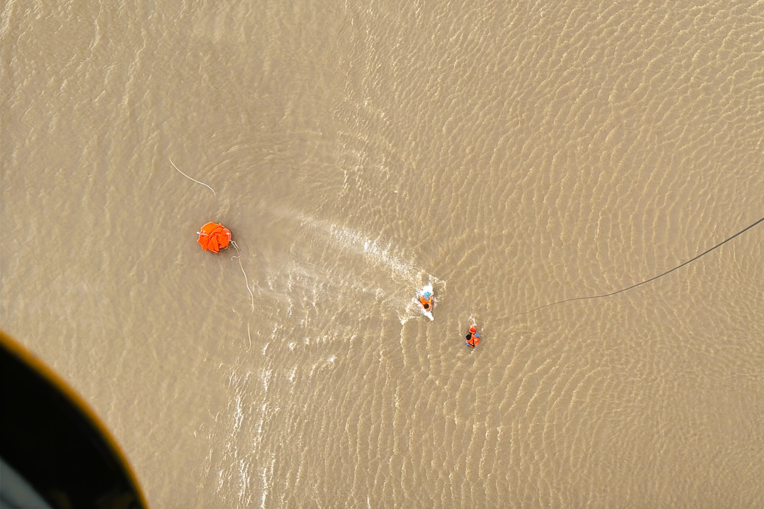 Trực thăng quân sự luyện tập bay treo cứu người tại Rạch Giá- Ảnh 11. Trực thăng quân sự luyện tập bay treo cứu người tại Rạch Giá- Ảnh 11.