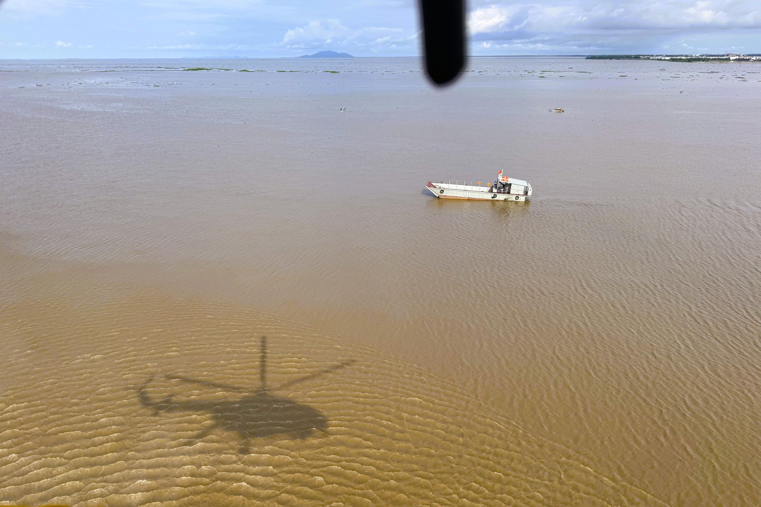 Trực thăng quân sự luyện tập bay treo cứu người tại Rạch Giá- Ảnh 15. Trực thăng quân sự luyện tập bay treo cứu người tại Rạch Giá- Ảnh 15.