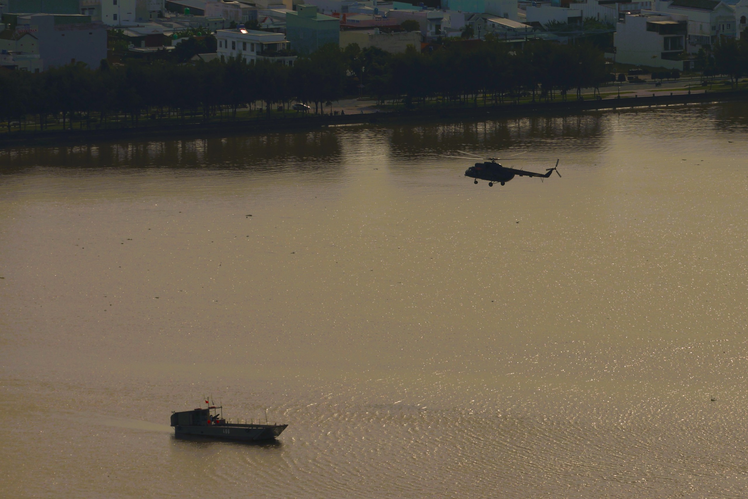 Trực thăng quân sự luyện tập bay treo cứu người tại Rạch Giá- Ảnh 16. Trực thăng quân sự luyện tập bay treo cứu người tại Rạch Giá- Ảnh 16.