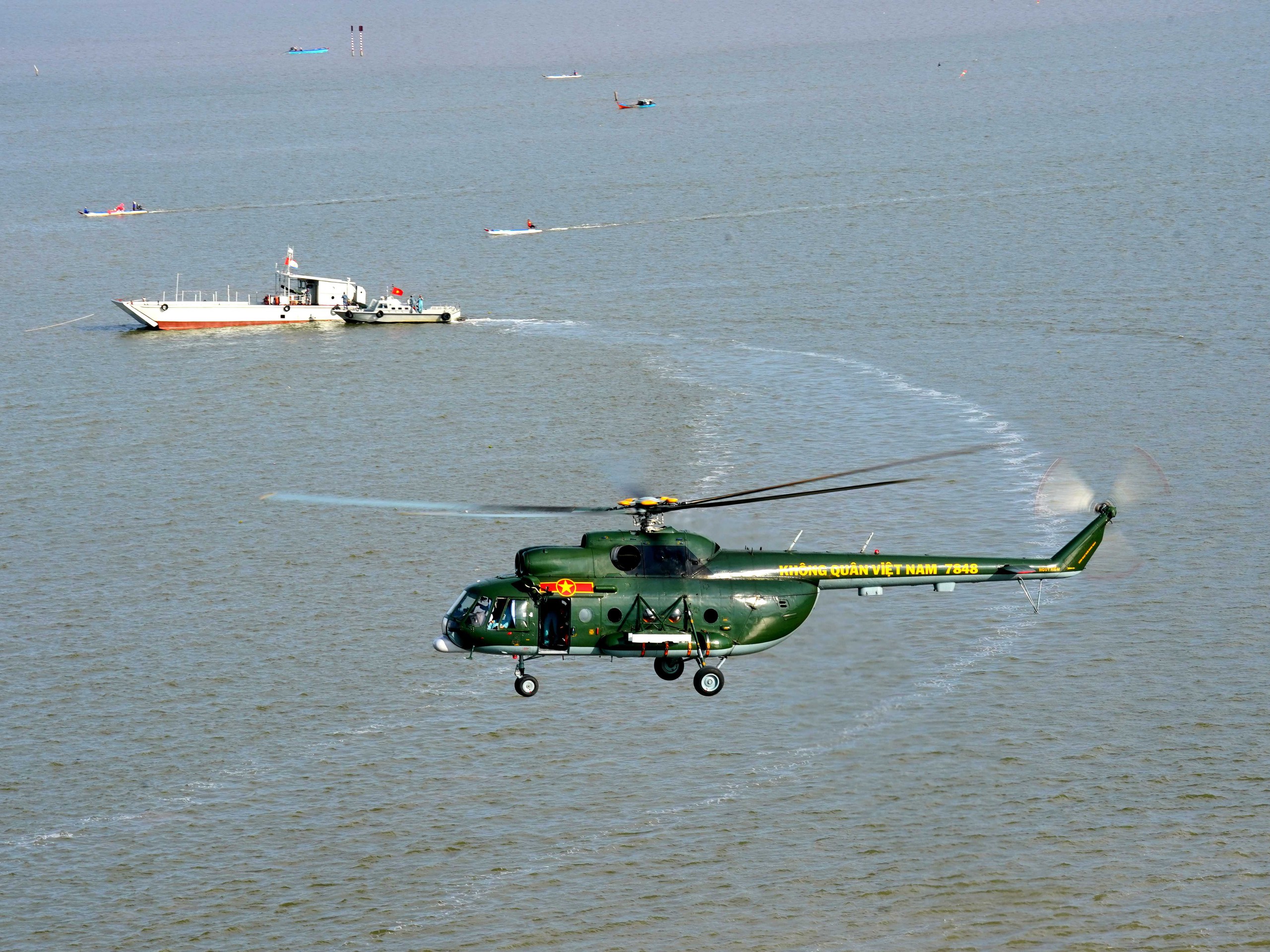 Trực thăng quân sự luyện tập bay treo cứu người tại Rạch Giá- Ảnh 5. Trực thăng quân sự luyện tập bay treo cứu người tại Rạch Giá- Ảnh 5.