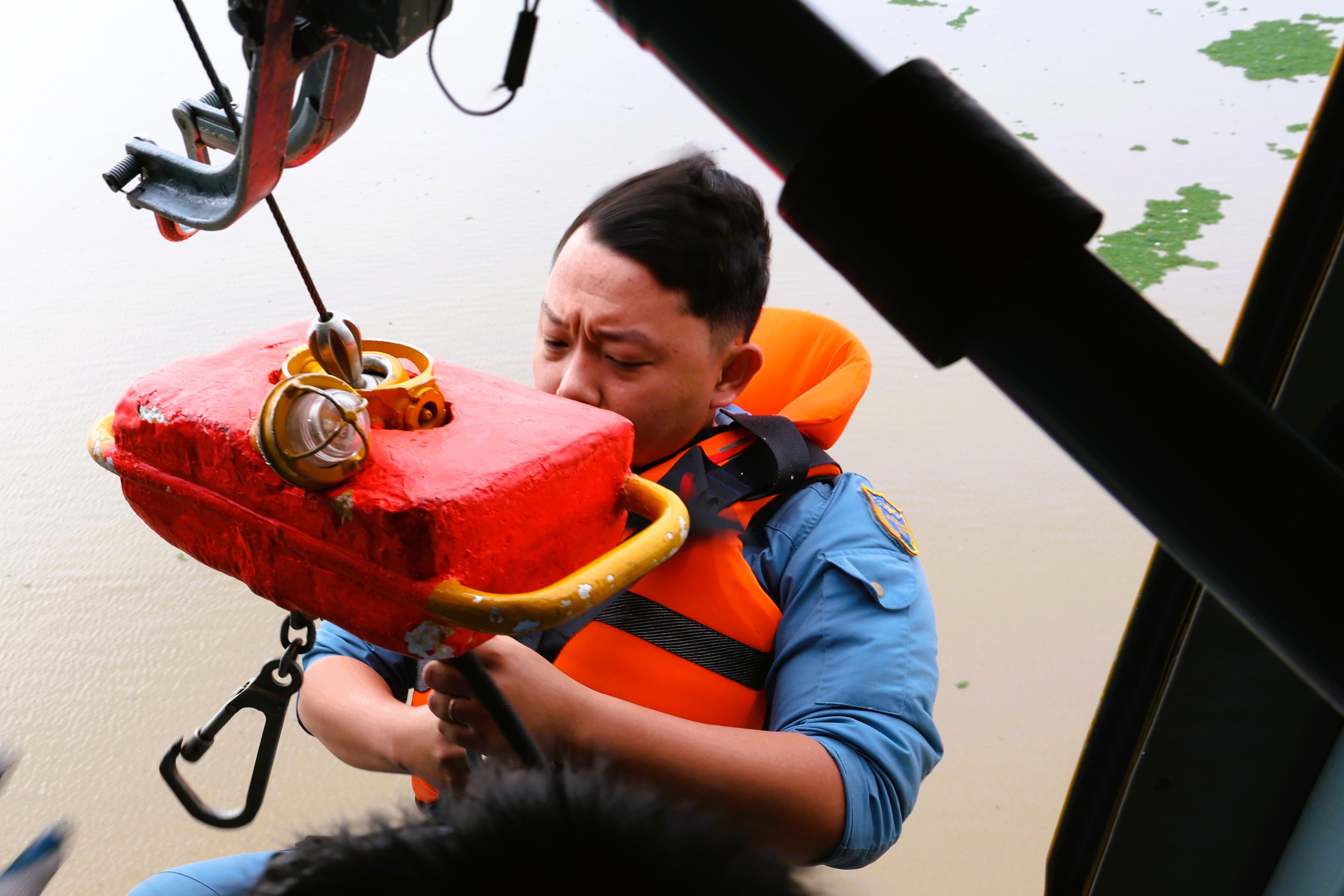 Trực thăng quân sự luyện tập bay treo cứu người tại Rạch Giá- Ảnh 13. Trực thăng quân sự luyện tập bay treo cứu người tại Rạch Giá- Ảnh 13.