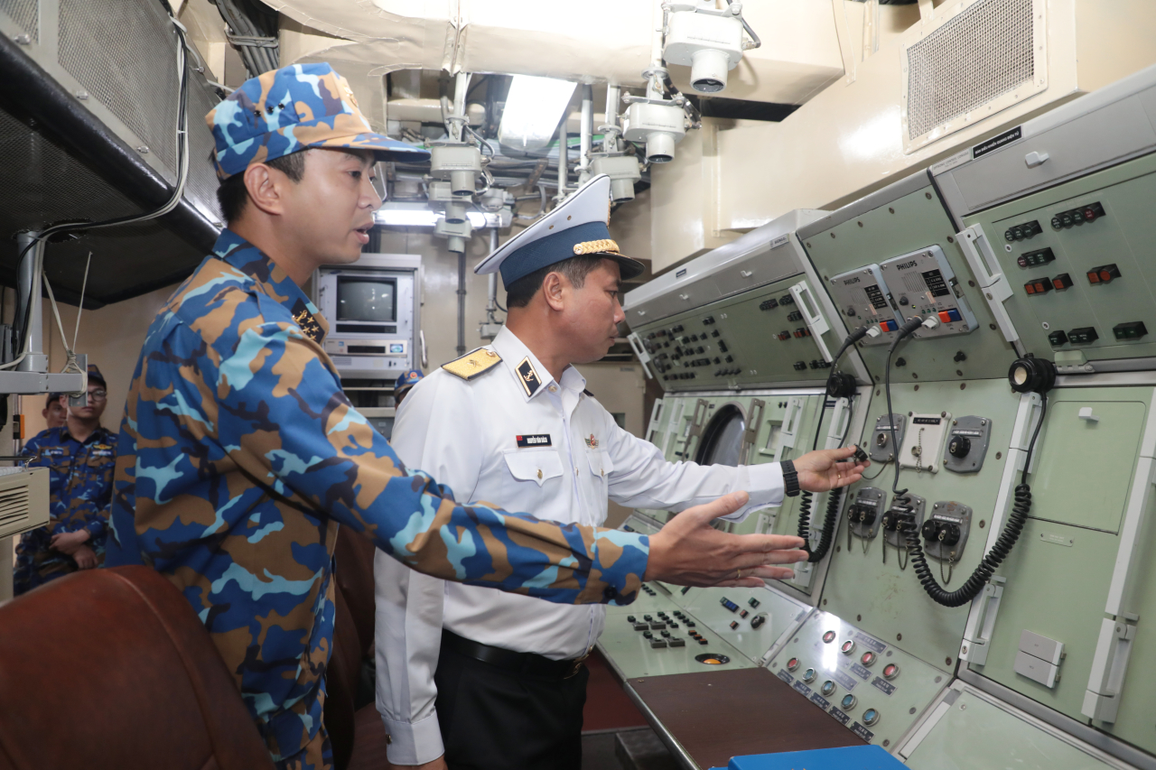Phó tư lệnh Hải quân kiểm tra tàu hộ vệ săn ngầm 20- Ảnh 4. Phó tư lệnh Hải quân kiểm tra tàu hộ vệ săn ngầm 20- Ảnh 4.