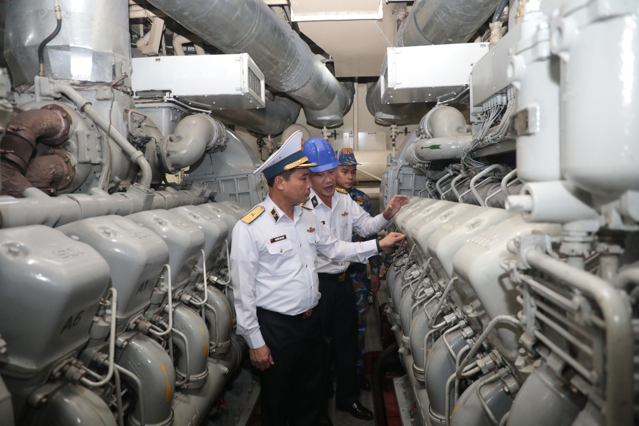 Phó tư lệnh Hải quân kiểm tra tàu hộ vệ săn ngầm 20- Ảnh 3. Phó tư lệnh Hải quân kiểm tra tàu hộ vệ săn ngầm 20- Ảnh 3.