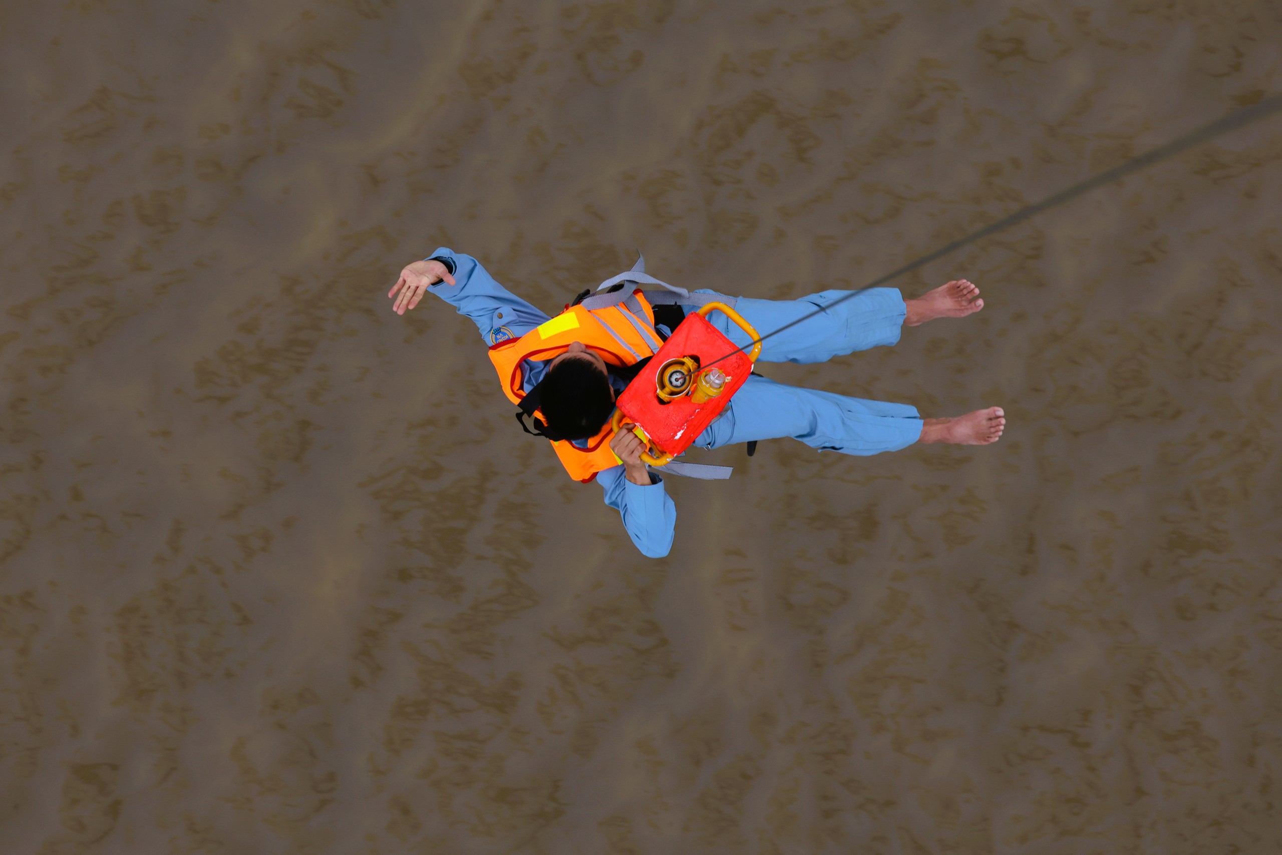 Trực thăng quân sự luyện tập bay treo cứu người tại Rạch Giá- Ảnh 9. Trực thăng quân sự luyện tập bay treo cứu người tại Rạch Giá- Ảnh 9.