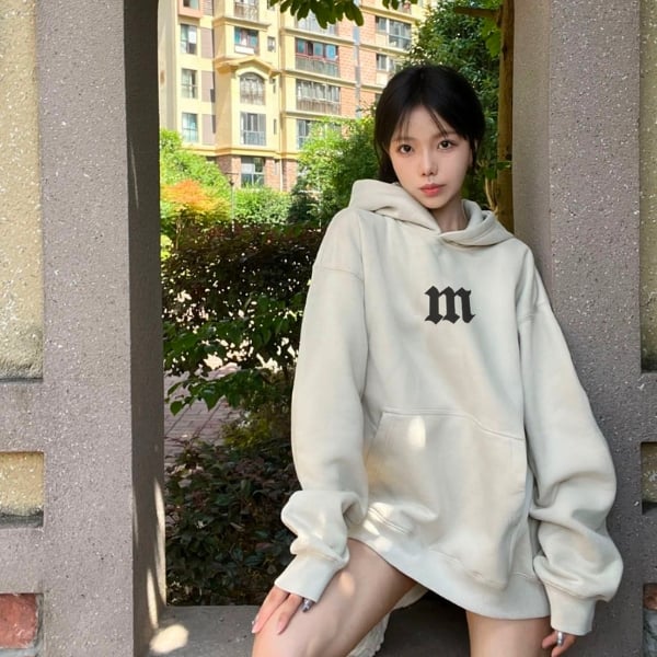 Khi sự thoải mái chạm đến đỉnh cao phong cách với áo hoodie- Ảnh 2. Khi sự thoải mái chạm đến đỉnh cao phong cách với áo hoodie- Ảnh 2.