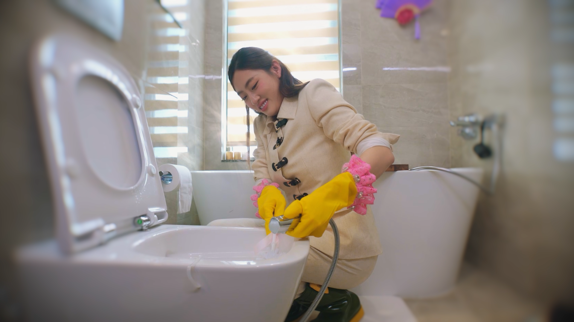 - Ảnh 3. Hoa hậu Lương Thùy Linh mang profile 'khủng' đi xin làm 'giúp việc' - Ảnh 3.