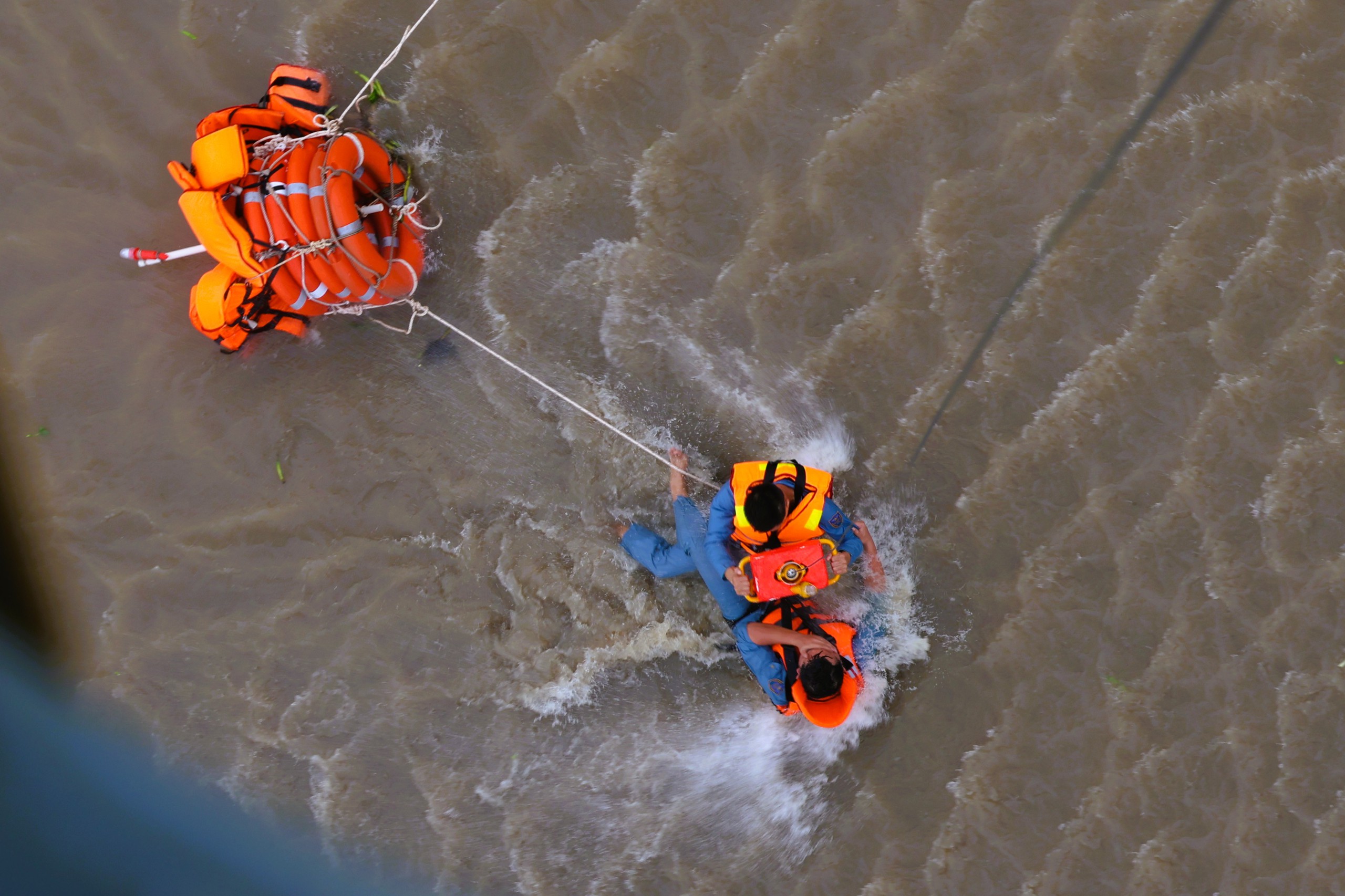 Trực thăng quân sự luyện tập bay treo cứu người tại Rạch Giá- Ảnh 4. Trực thăng quân sự luyện tập bay treo cứu người tại Rạch Giá- Ảnh 4.