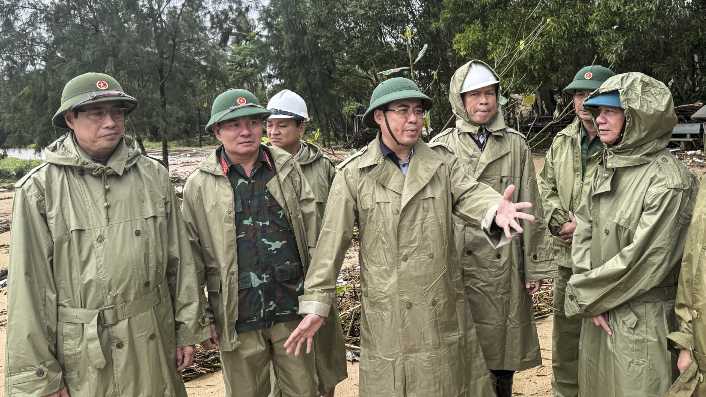 Bộ Quốc phòng kiểm tra, chỉ đạo ứng phó bão Kalmaegi tại Quảng Ngãi - Ảnh 3.