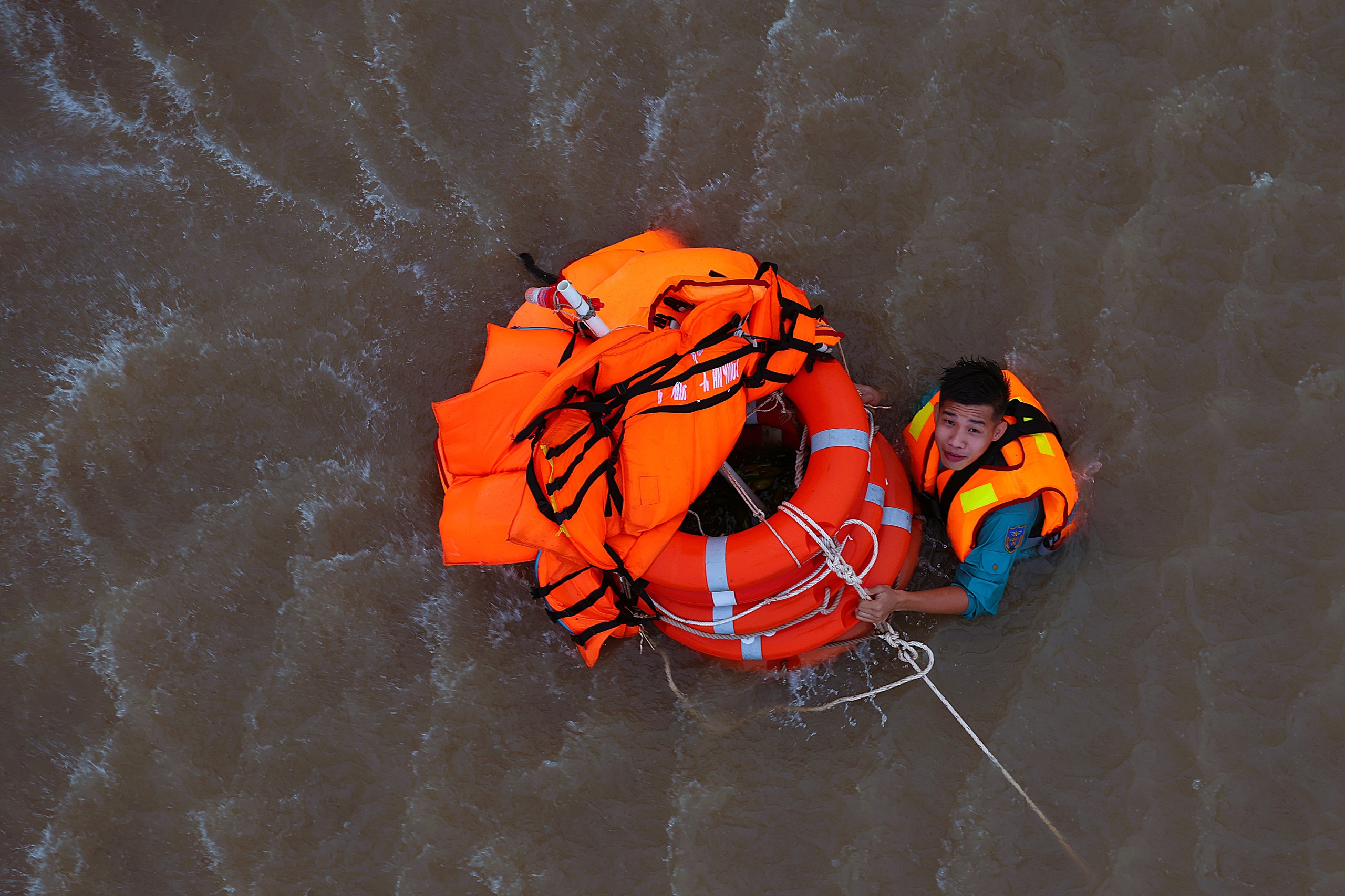 Trực thăng quân sự luyện tập bay treo cứu người tại Rạch Giá- Ảnh 7. Trực thăng quân sự luyện tập bay treo cứu người tại Rạch Giá- Ảnh 7.