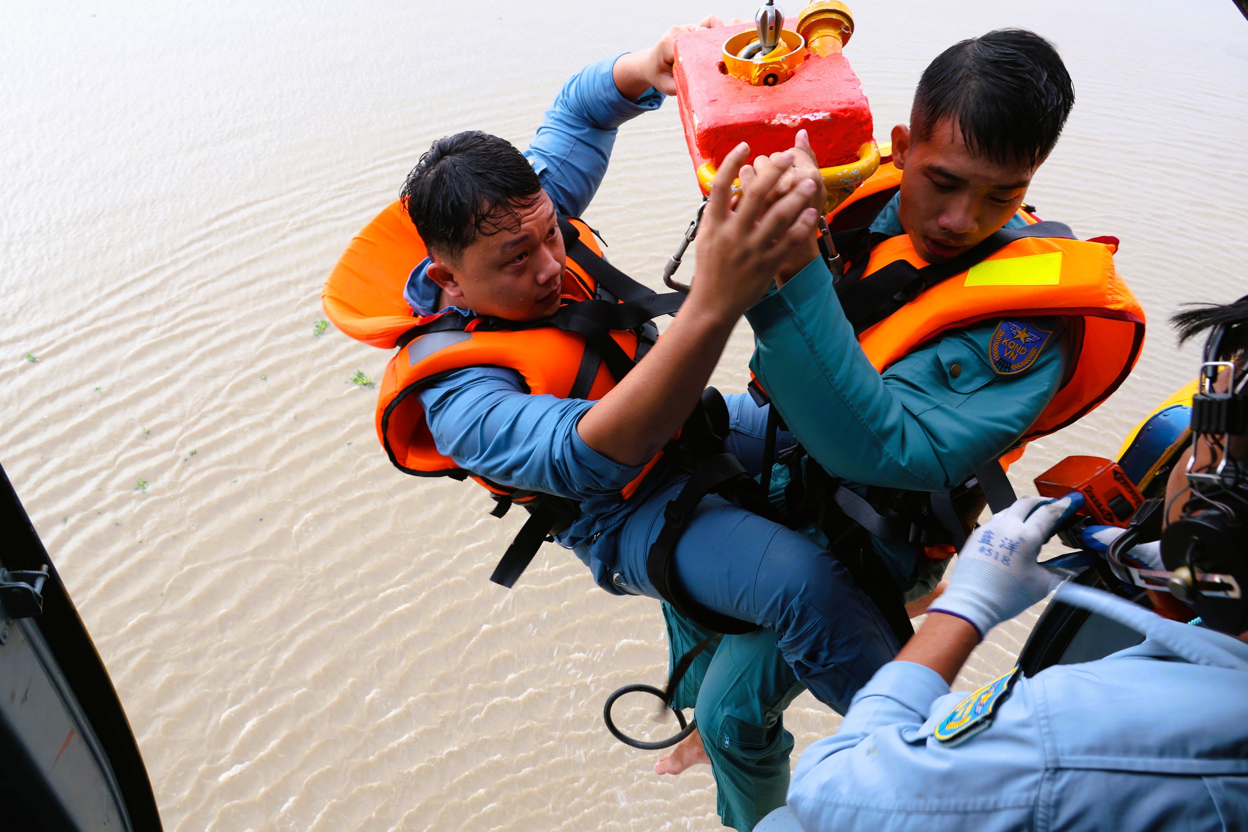 Trực thăng quân sự luyện tập bay treo cứu người tại Rạch Giá- Ảnh 6. Trực thăng quân sự luyện tập bay treo cứu người tại Rạch Giá- Ảnh 6.