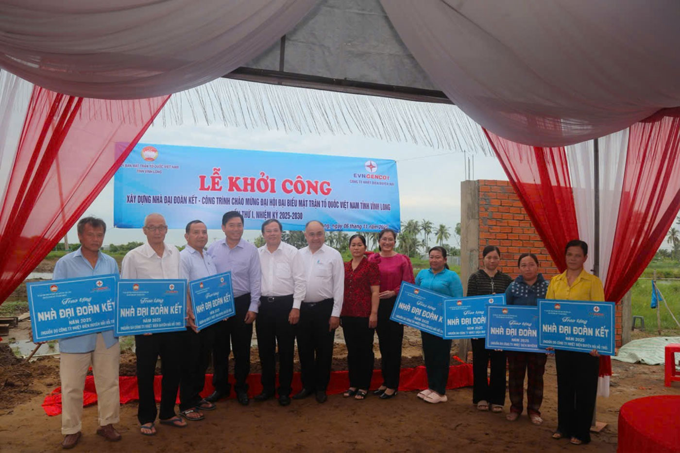 Công ty Nhiệt điện Duyên Hải chung tay xây dựng nhà Đại đoàn kết- Ảnh 5. Công ty Nhiệt điện Duyên Hải chung tay xây dựng nhà Đại đoàn kết- Ảnh 5.