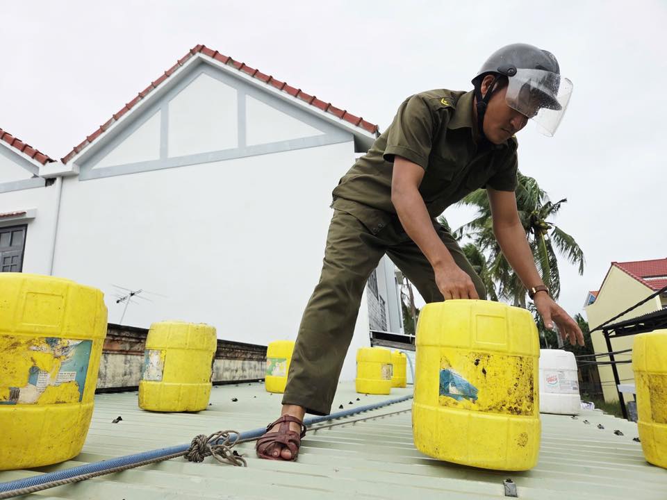 Đà Nẵng: Sơ tán dân, chốt chặn bán đảo Sơn Trà 'chạy đua' trước bão Kalmaegi - Ảnh 4.
