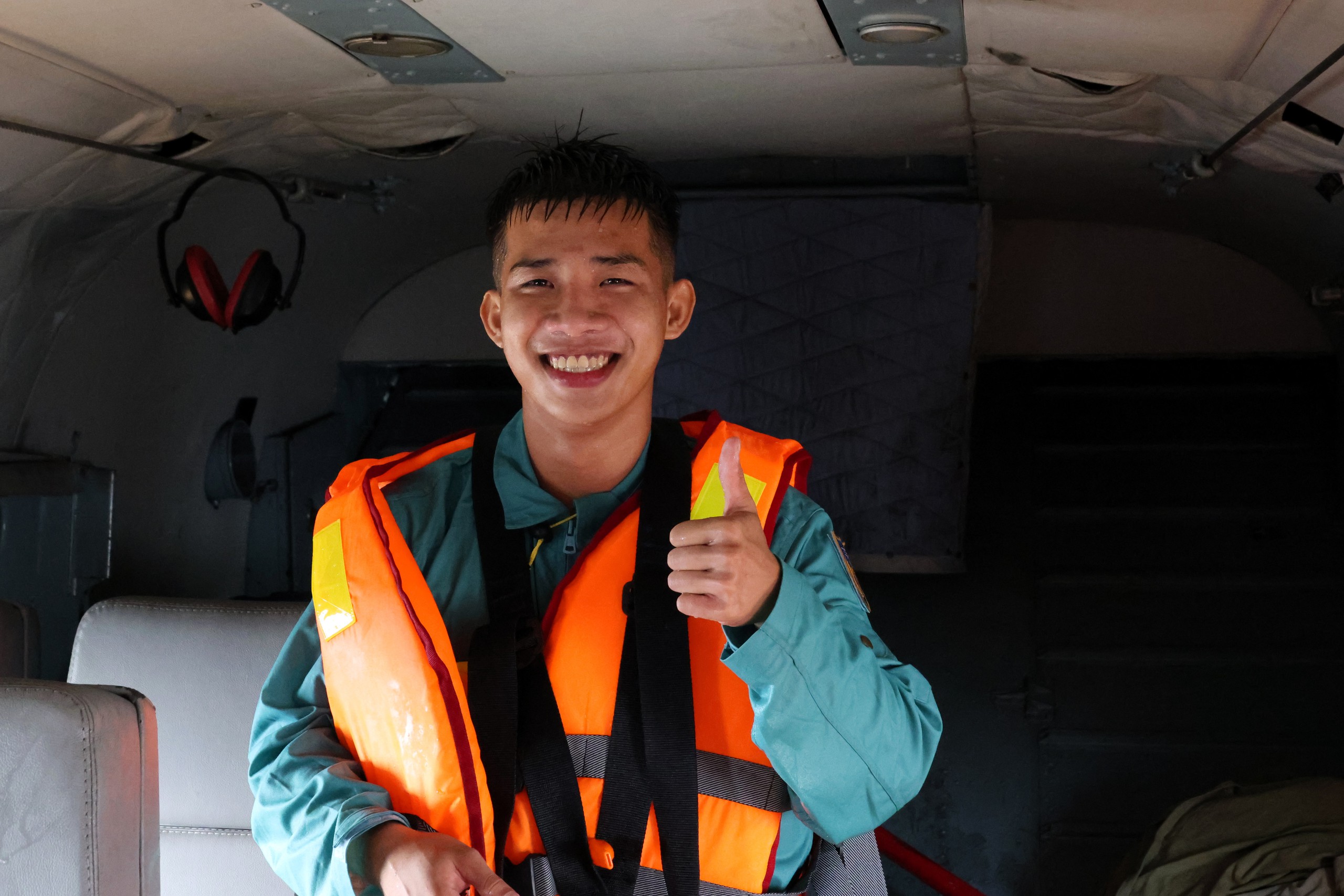 Trực thăng quân sự luyện tập bay treo cứu người tại Rạch Giá- Ảnh 17. Trực thăng quân sự luyện tập bay treo cứu người tại Rạch Giá- Ảnh 17.