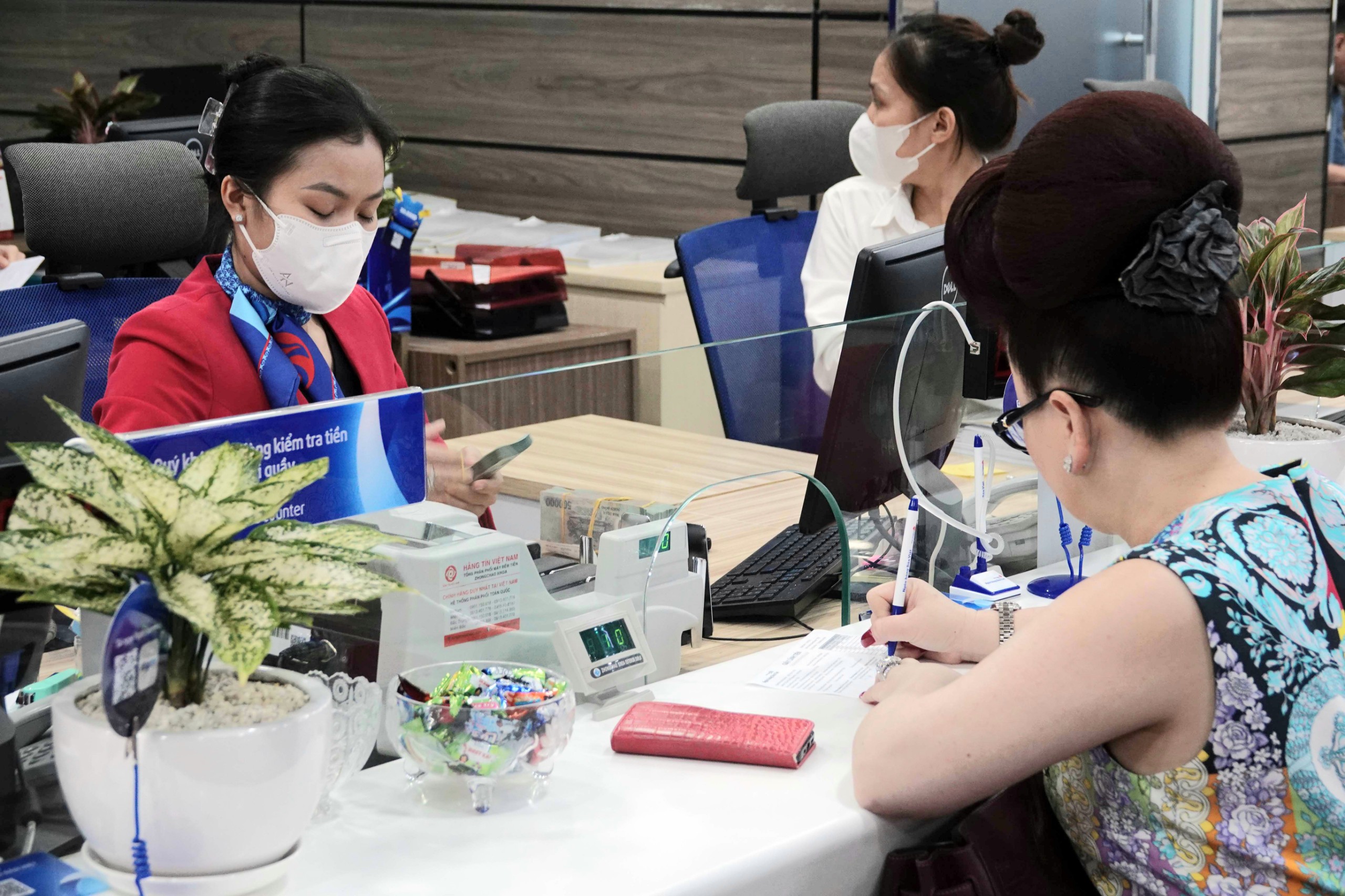 Người dân, doanh nghiệp vẫn ùn ùn gửi tiền vào ngân hàng- Ảnh 1. Người dân, doanh nghiệp vẫn ùn ùn gửi tiền vào ngân hàng- Ảnh 1.