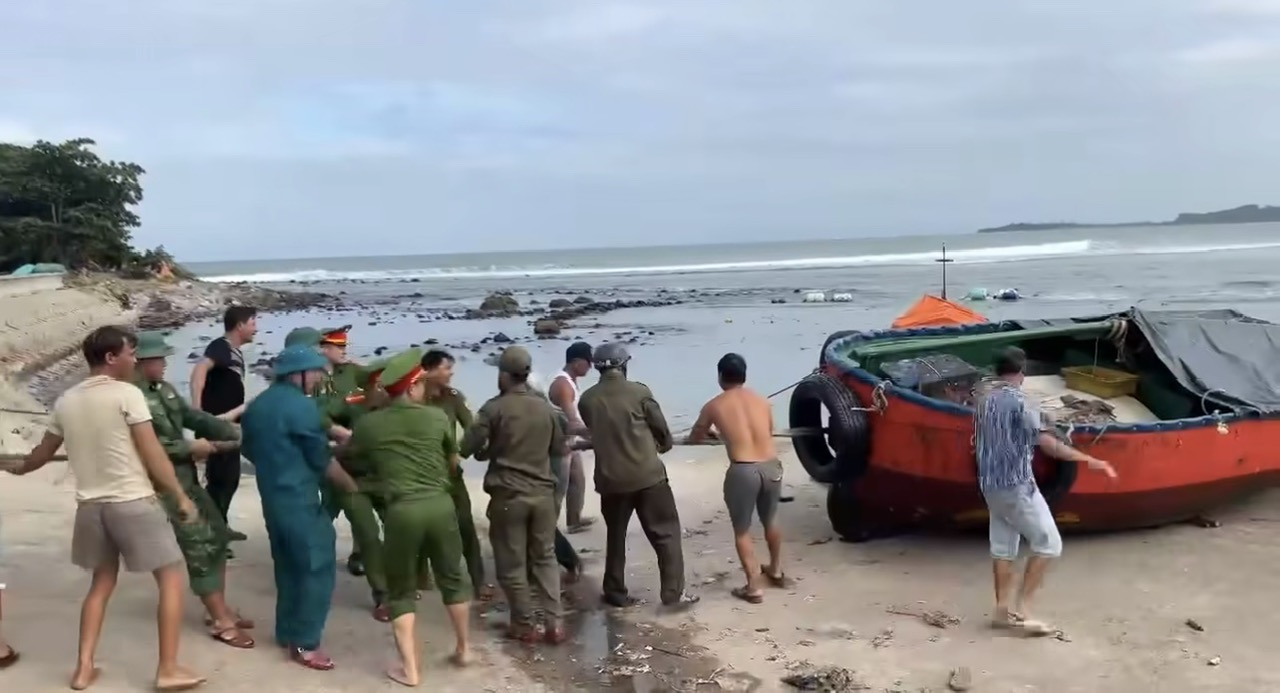 Quảng Ngãi: Quân đội hỗ trợ di dời 10.000 Hộ dân trước bão số 13 Kalmaegi - Ảnh 2. Quảng Ngãi: Quân đội hỗ trợ di dời 10.000 Hộ dân trước bão số 13 Kalmaegi - Ảnh 2.