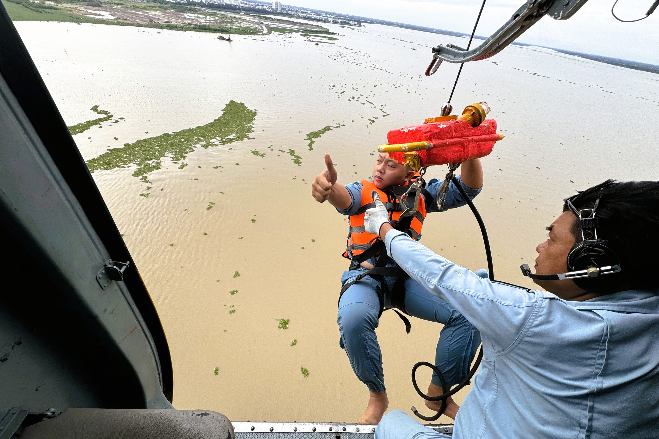 Trực thăng quân sự luyện tập bay treo cứu người tại Rạch Giá- Ảnh 8. Trực thăng quân sự luyện tập bay treo cứu người tại Rạch Giá- Ảnh 8.