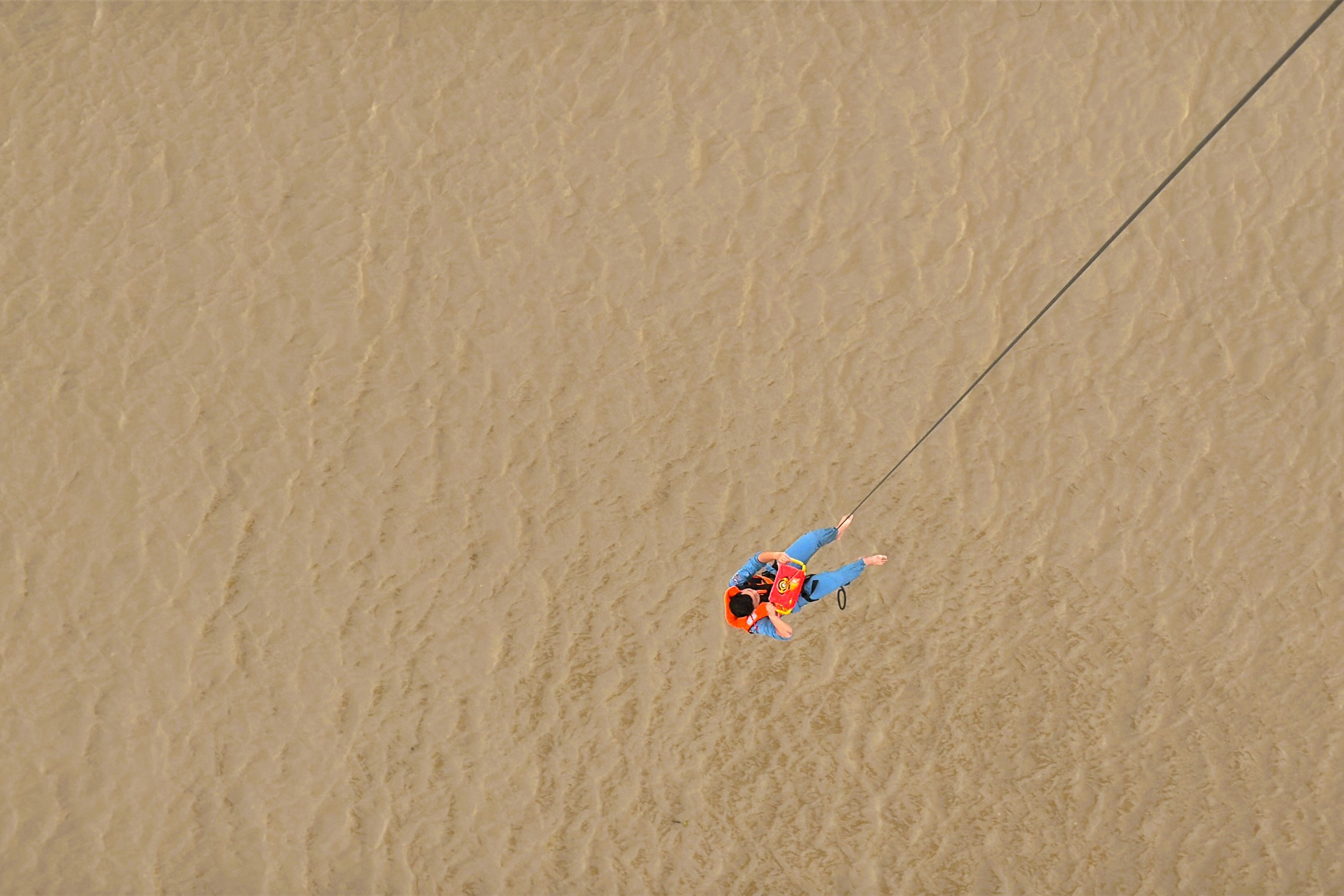 Trực thăng quân sự luyện tập bay treo cứu người tại Rạch Giá- Ảnh 10. Trực thăng quân sự luyện tập bay treo cứu người tại Rạch Giá- Ảnh 10.