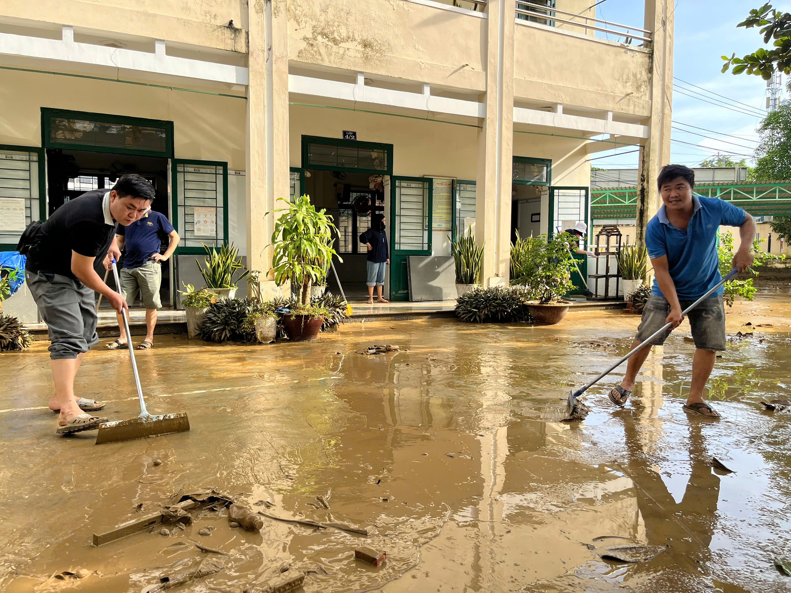 Bão lũ liên tiếp, lo chất lượng giáo dục ở nhiều địa phương - Ảnh 1.