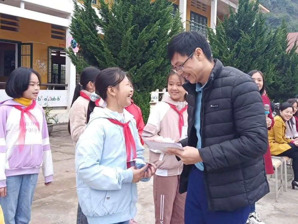 Thầy giáo tận tụy Nguyễn Việt Hải vượt 7km giữ học trò ở lại lớp - Ảnh 1. Thầy giáo tận tụy Nguyễn Việt Hải vượt 7km giữ học trò ở lại lớp - Ảnh 1.