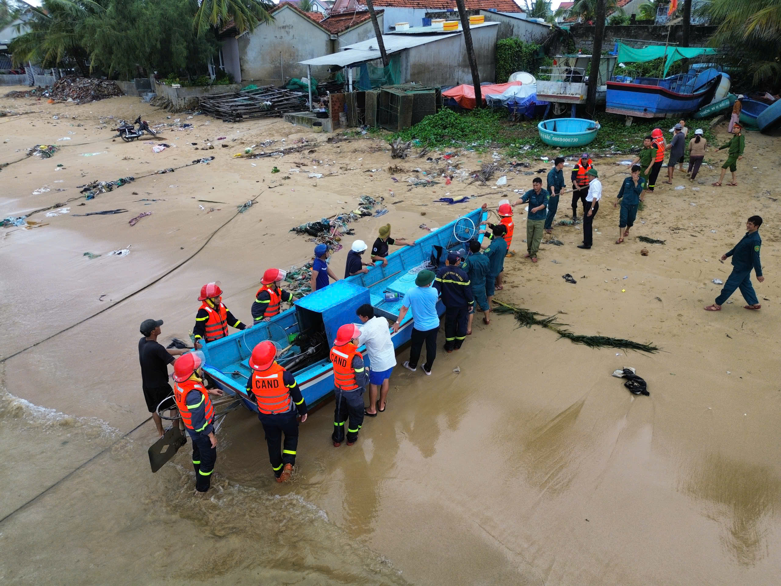 Công an tỉnh Đắk Lắk ứng phó kịp thời với bão Kalmaegi hỗ trợ người dân - Ảnh 3. Công an tỉnh Đắk Lắk ứng phó kịp thời với bão Kalmaegi hỗ trợ người dân - Ảnh 3.