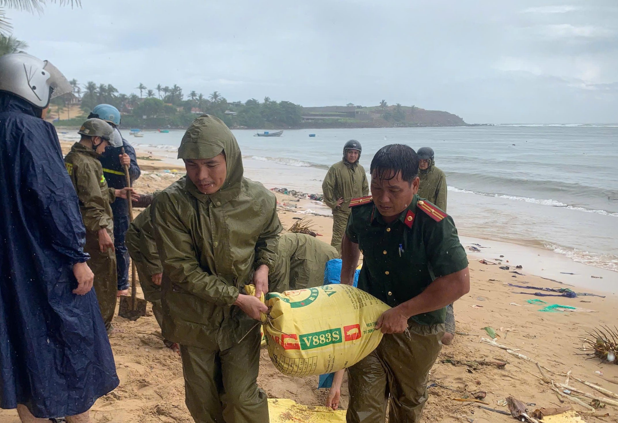 Công an tỉnh Đắk Lắk ứng phó kịp thời với bão Kalmaegi hỗ trợ người dân - Ảnh 2. Công an tỉnh Đắk Lắk ứng phó kịp thời với bão Kalmaegi hỗ trợ người dân - Ảnh 2.