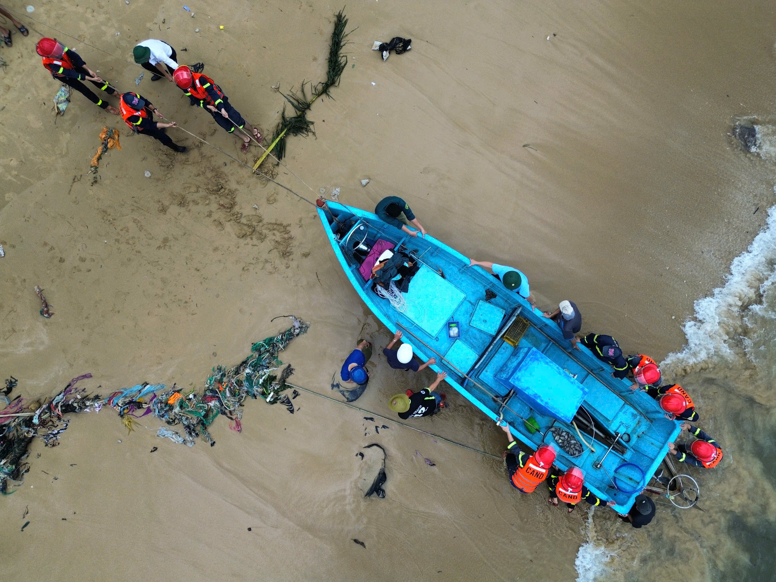 Công an tỉnh Đắk Lắk ứng phó kịp thời với bão Kalmaegi hỗ trợ người dân - Ảnh 5. Công an tỉnh Đắk Lắk ứng phó kịp thời với bão Kalmaegi hỗ trợ người dân - Ảnh 5.