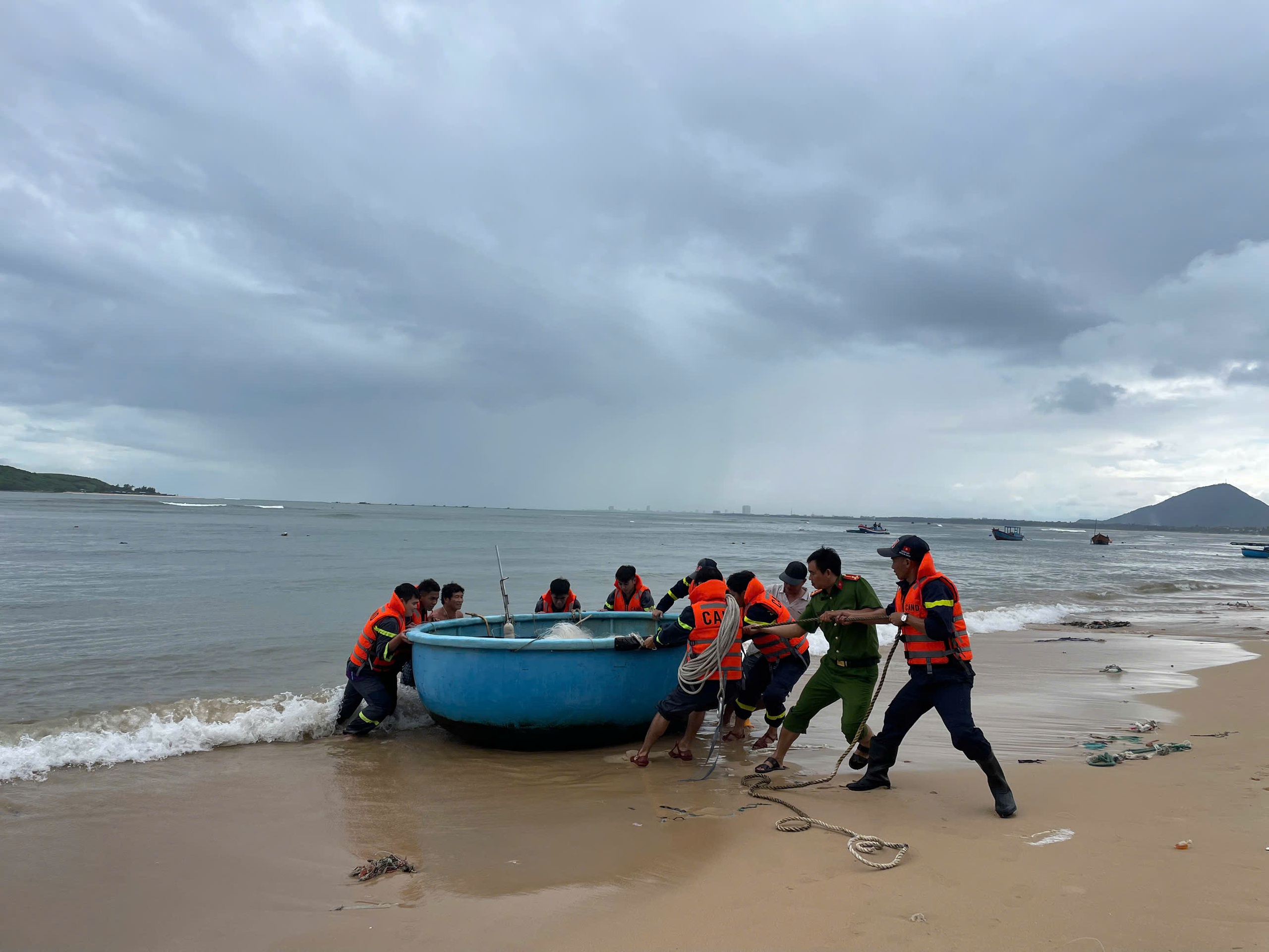 Công an tỉnh Đắk Lắk ứng phó kịp thời với bão Kalmaegi hỗ trợ người dân - Ảnh 4. Công an tỉnh Đắk Lắk ứng phó kịp thời với bão Kalmaegi hỗ trợ người dân - Ảnh 4.