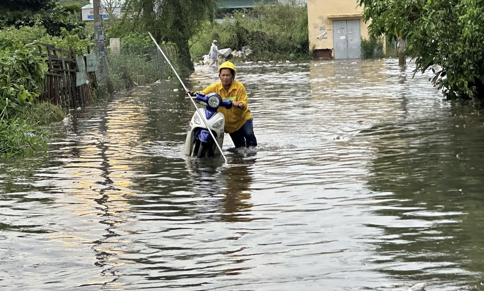 Triều cường ở TP.HCM dự báo vượt lịch sử sau siêu trăng lớn nhất 2025, vì sao? - Ảnh 3. Triều cường ở TP.HCM dự báo vượt lịch sử sau siêu trăng lớn nhất 2025, vì sao? - Ảnh 3.