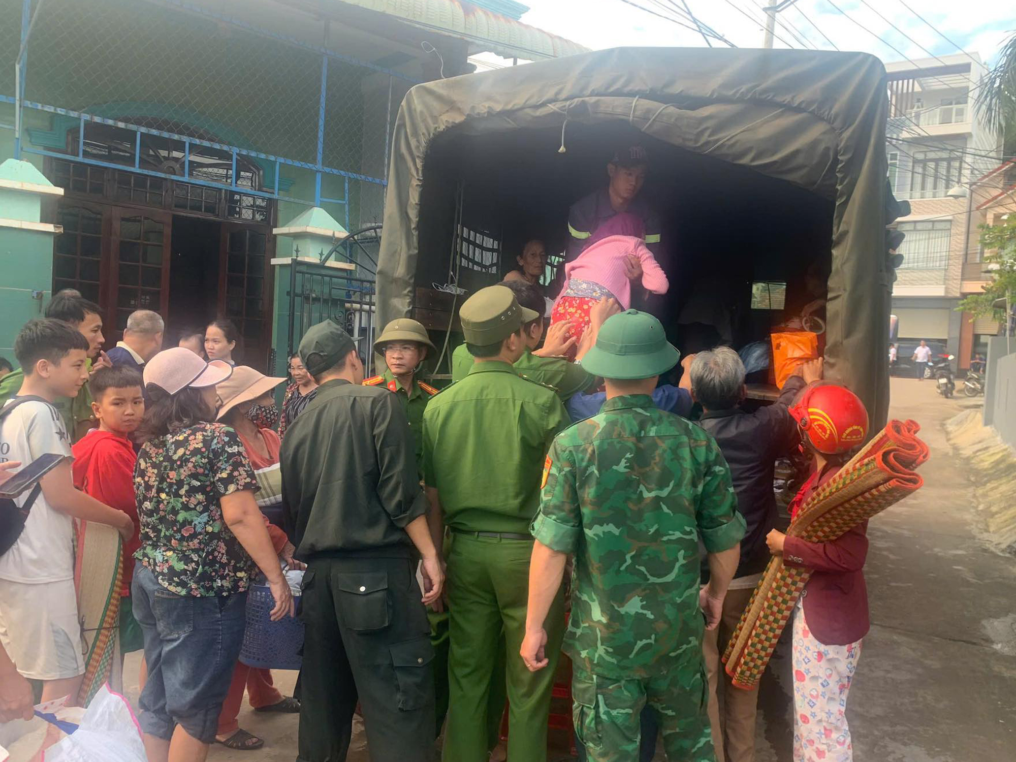 Bão Kalmaegi giật cấp 15, Gia Lai kích hoạt phương án ứng phó cao nhất - Ảnh 1. Bão Kalmaegi giật cấp 15, Gia Lai kích hoạt phương án ứng phó cao nhất - Ảnh 1.