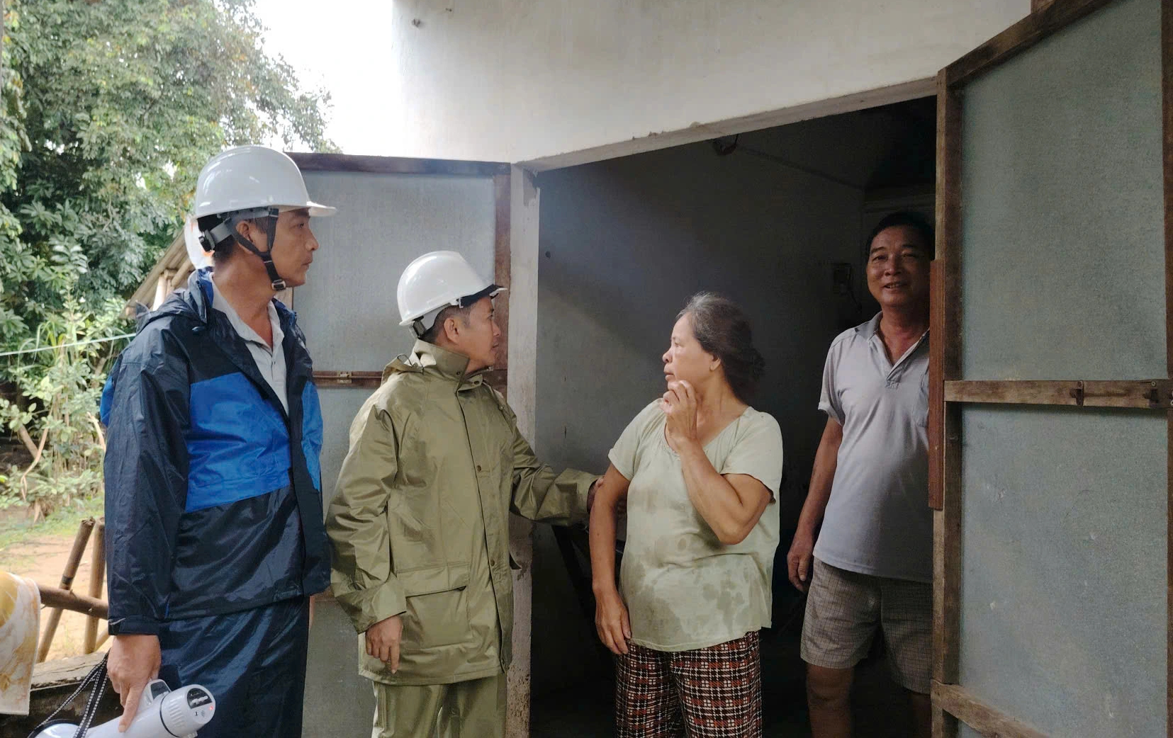 Các địa phương ở Quảng Ngãi đang chạy đua với bão Kalmaegi di dời dân - Ảnh 6.