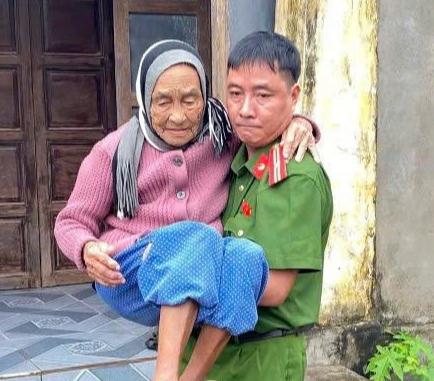 Các địa phương ở Quảng Ngãi đang chạy đua với bão Kalmaegi di dời dân - Ảnh 7.