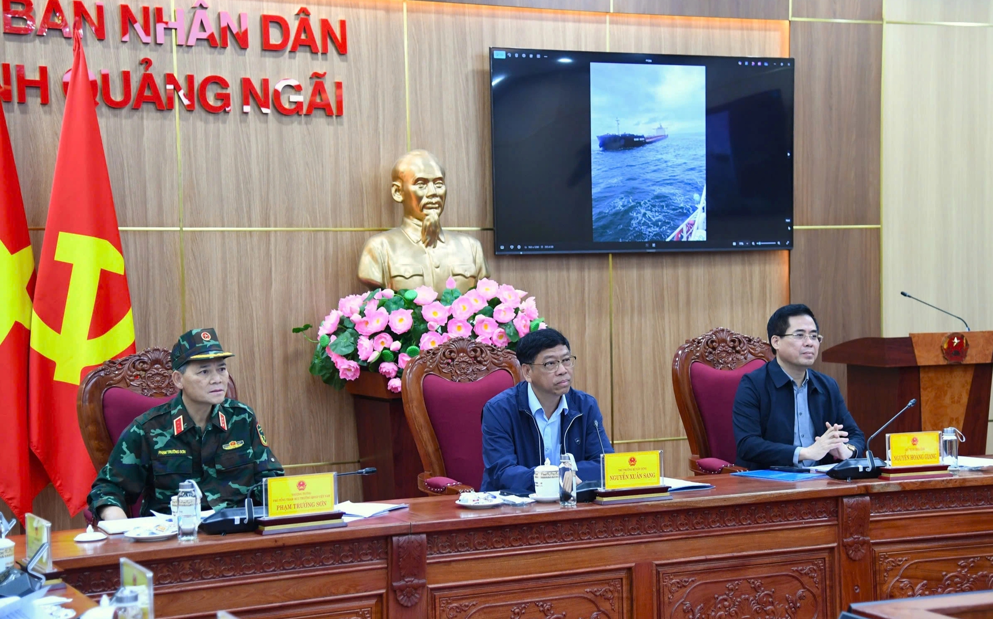 Quảng Ngãi: Quân đội hỗ trợ di dời 10.000 Hộ dân trước bão số 13 Kalmaegi - Ảnh 1. Quảng Ngãi: Quân đội hỗ trợ di dời 10.000 Hộ dân trước bão số 13 Kalmaegi - Ảnh 1.