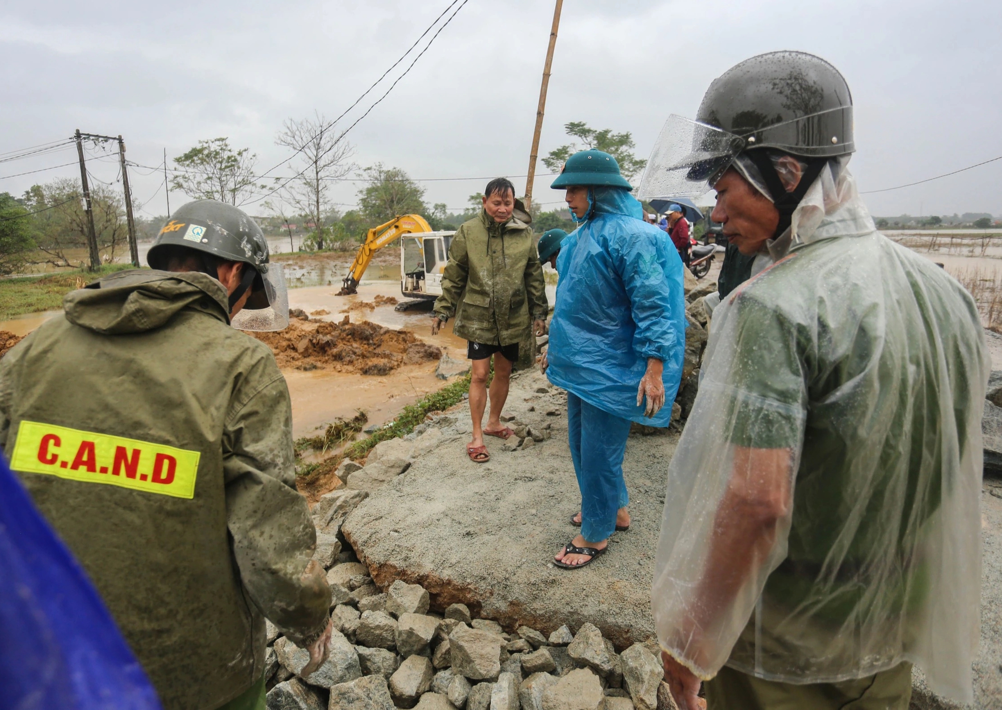 Huế: Khẩn trương khắc phục đoạn đê vỡ, mở đường cho hàng cứu trợ vùng lũ- Ảnh 3. Huế: Khẩn trương khắc phục đoạn đê vỡ, mở đường cho hàng cứu trợ vùng lũ- Ảnh 3.