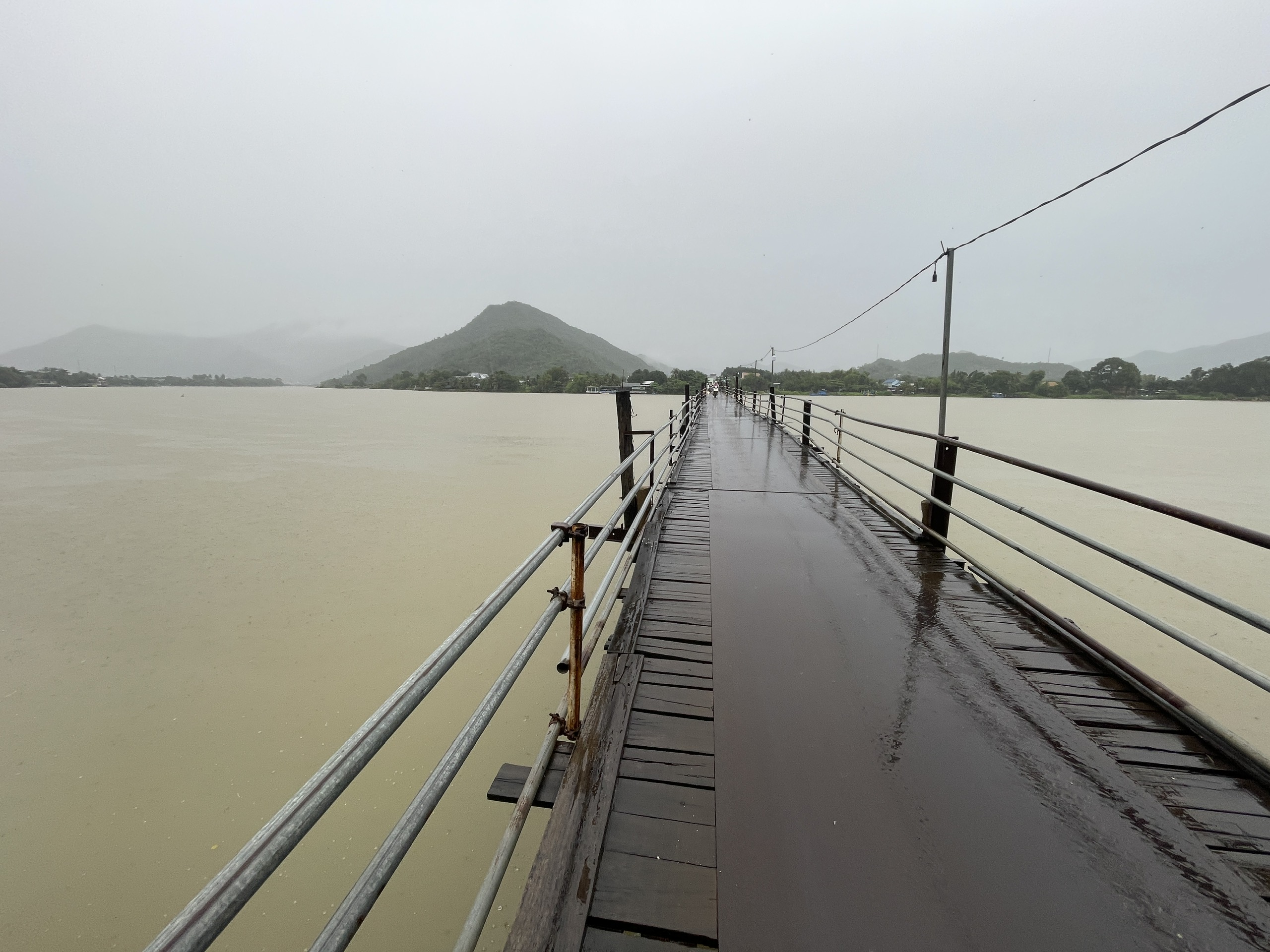 Khánh hòa cảnh báo lũ quét và sạt lở đất do bão Kalmaegi - Ảnh 2. Khánh hòa cảnh báo lũ quét và sạt lở đất do bão Kalmaegi - Ảnh 2.