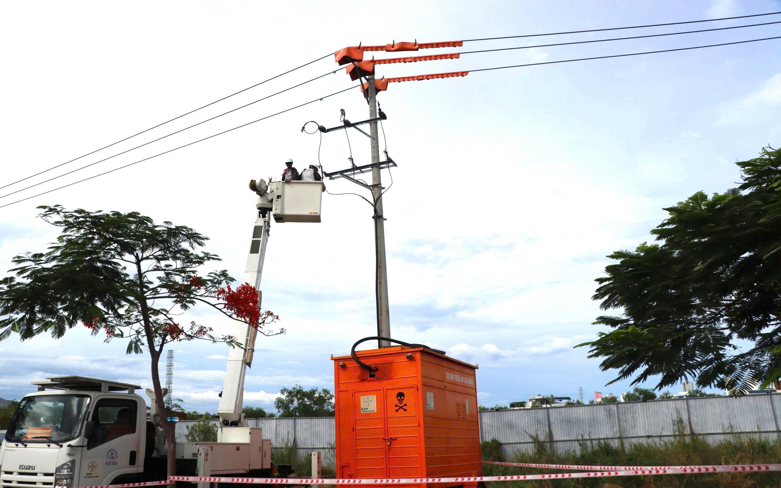 Khánh hòa thành lập 9 tổ công tác ứng phó bão Kalmaegi để bảo vệ người dân - Ảnh 2. Khánh hòa thành lập 9 tổ công tác ứng phó bão Kalmaegi để bảo vệ người dân - Ảnh 2.