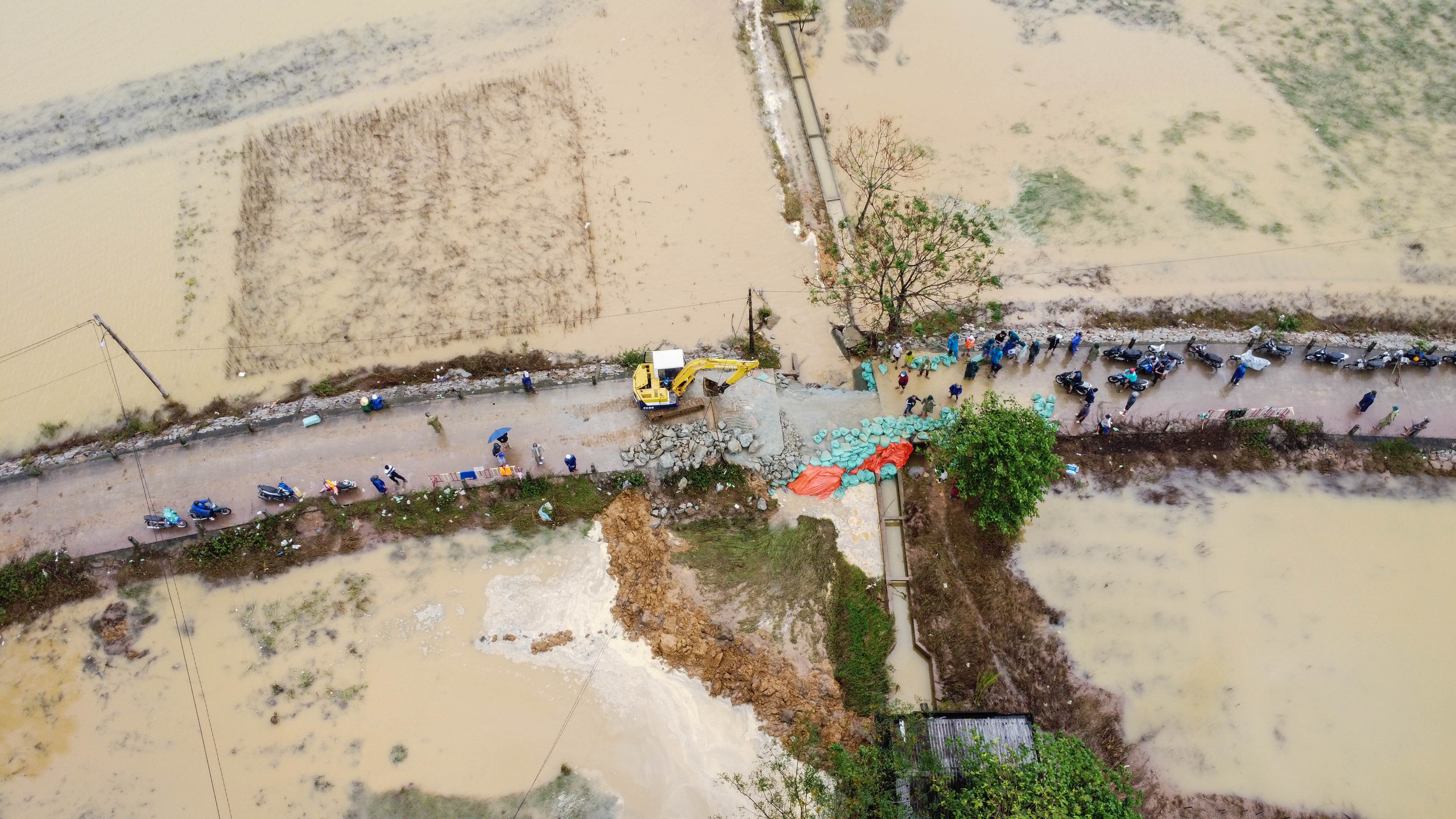 Huế: Khẩn trương khắc phục đoạn đê vỡ, mở đường cho hàng cứu trợ vùng lũ- Ảnh 7. Huế: Khẩn trương khắc phục đoạn đê vỡ, mở đường cho hàng cứu trợ vùng lũ- Ảnh 7.
