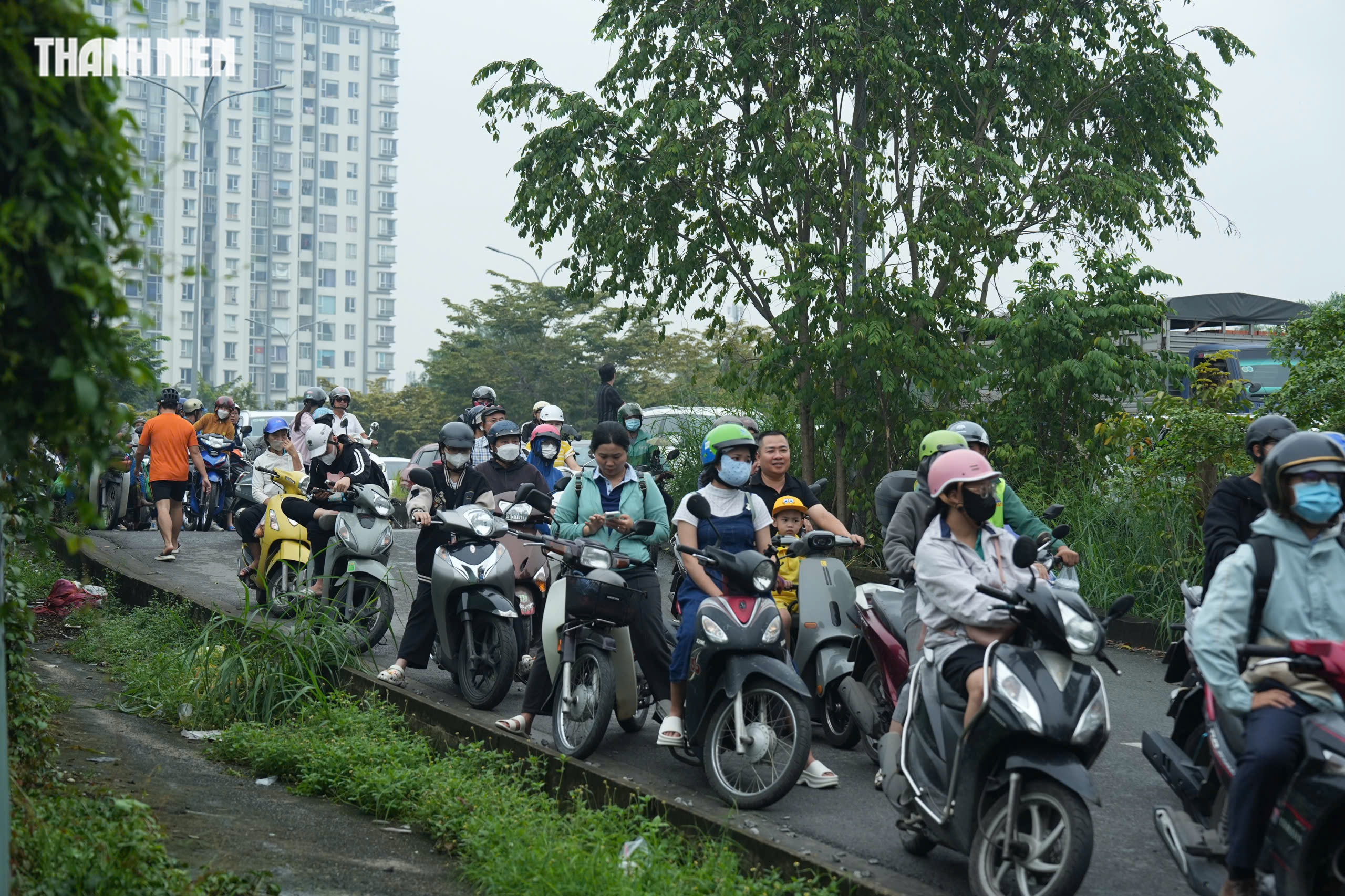 Thời tiết TP.HCM hôm nay 6.11: Triều cường dâng cao, người dân khốn khổ vì ngập nặng - Ảnh 7.