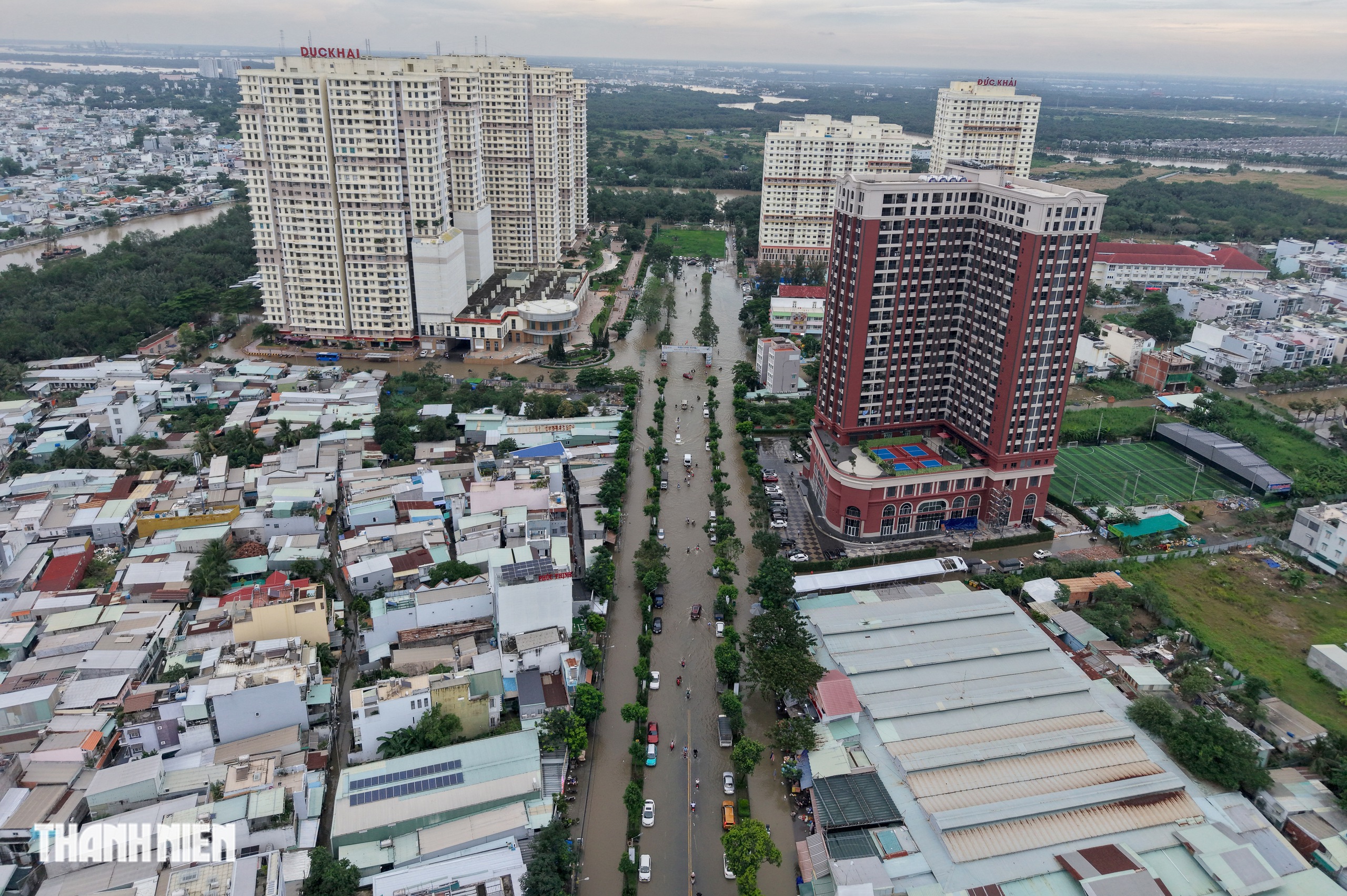 Cảnh triều cường vượt lịch sử ở khu nam TP.HCM nhìn từ trên cao chiều 6.11 - Ảnh 10.