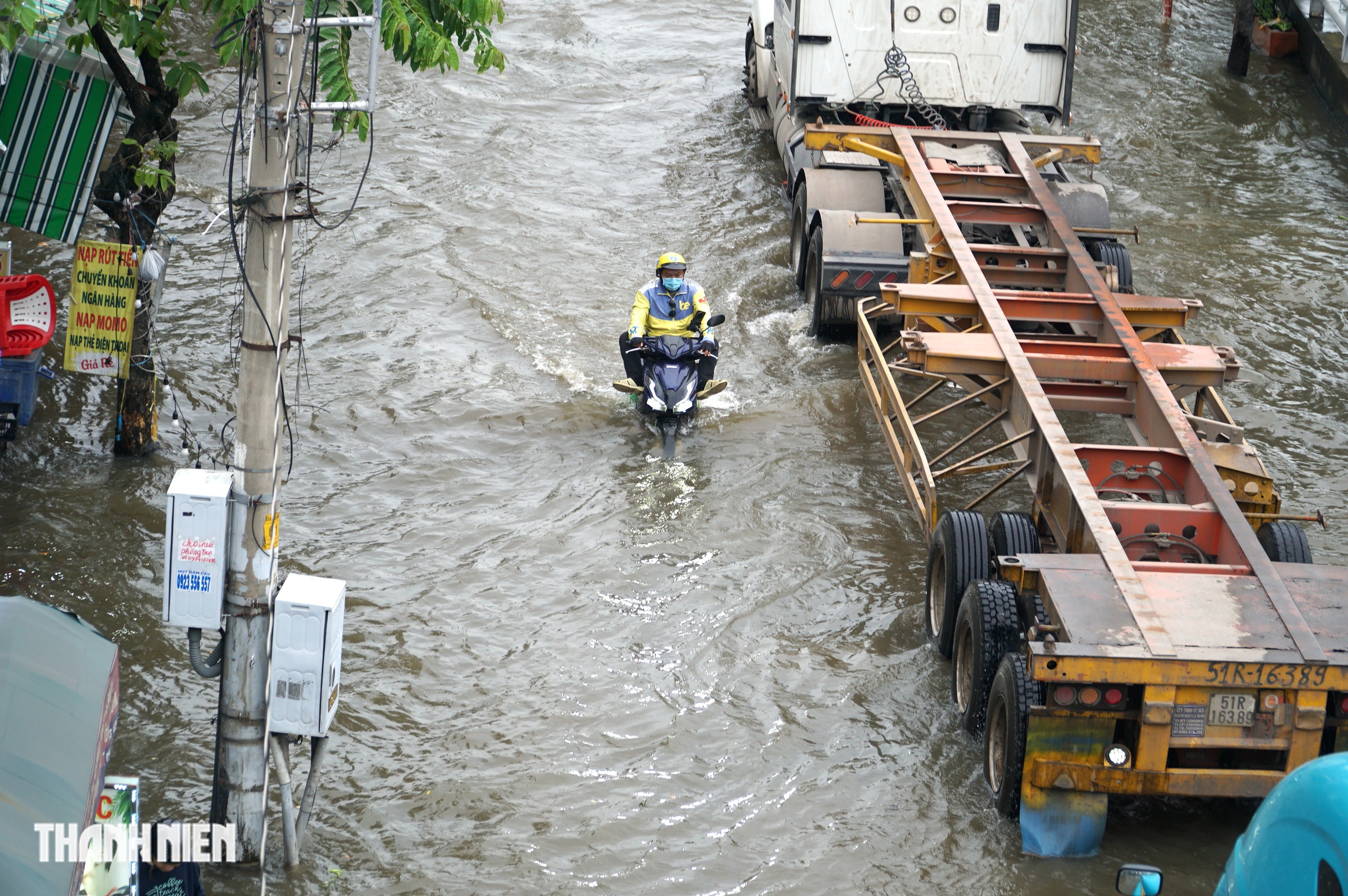Cảnh triều cường vượt lịch sử ở khu nam TP.HCM nhìn từ trên cao chiều 6.11 - Ảnh 2.