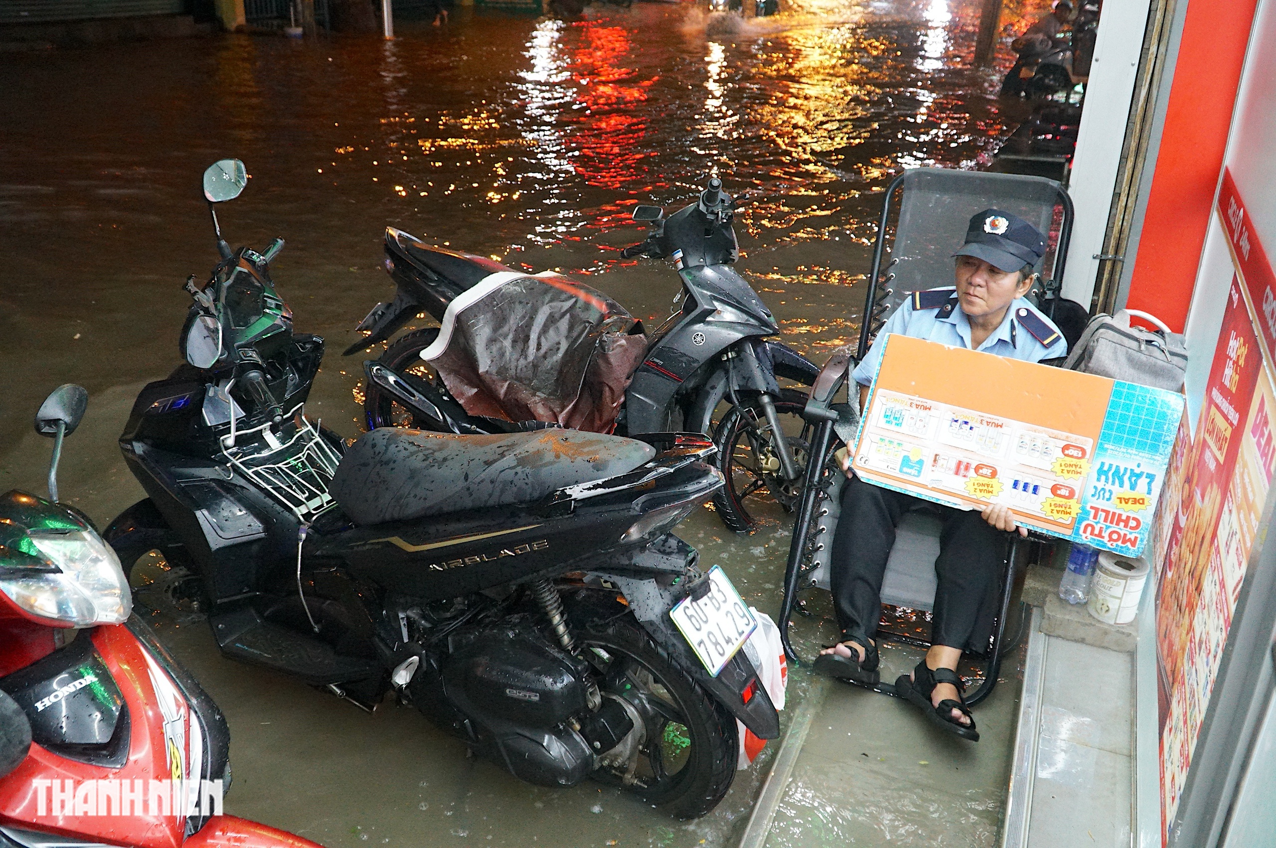 Gần 5 giờ sống cùng triều cường vượt lịch sử ở khu phía nam TP.HCM - Ảnh 7.