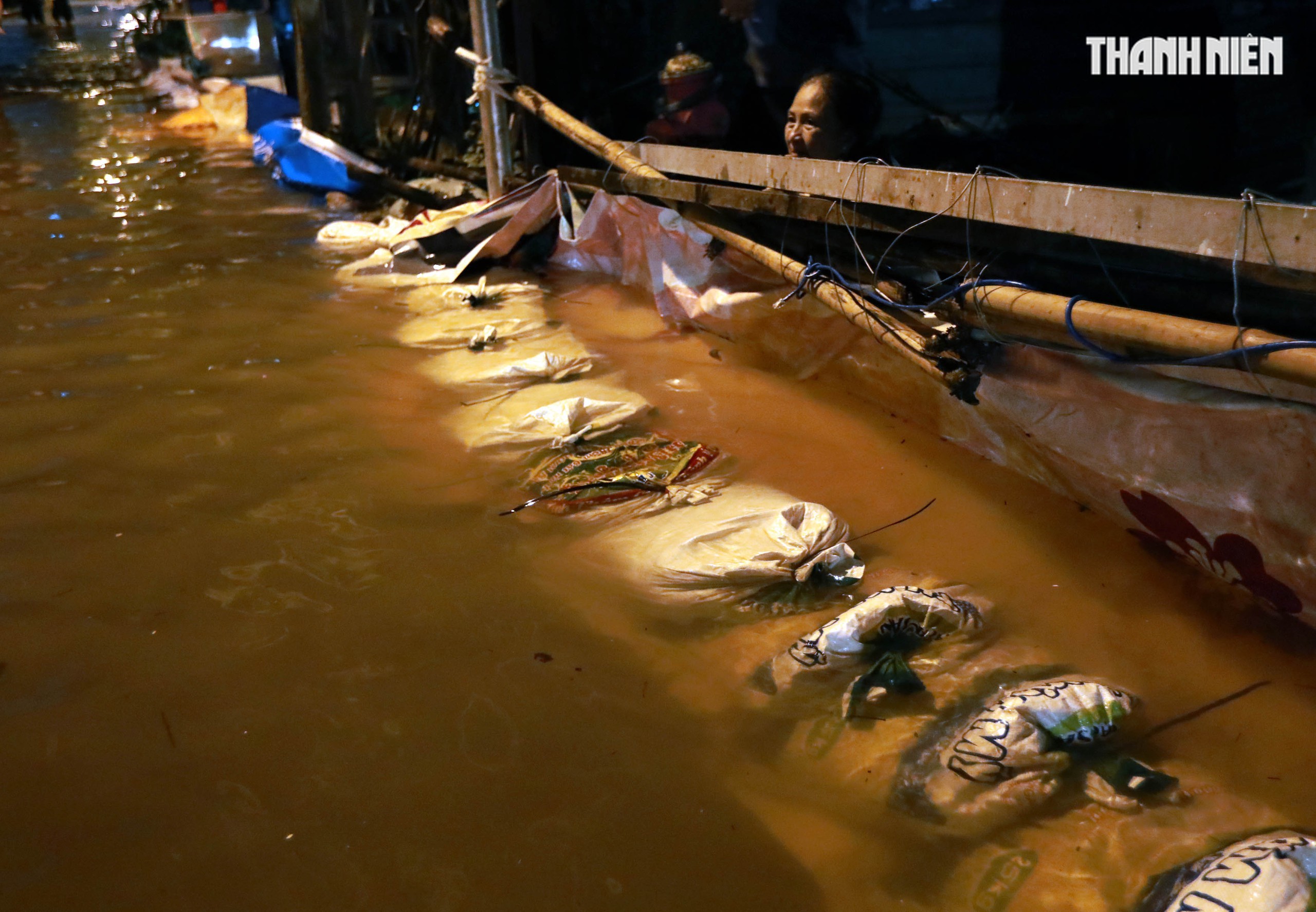 Triều cường ở TP.HCM: Người dân Thanh Đa lại khổ sở chống chọi trong đêm- Ảnh 12. Triều cường ở TP.HCM: Người dân Thanh Đa lại khổ sở chống chọi trong đêm- Ảnh 12.