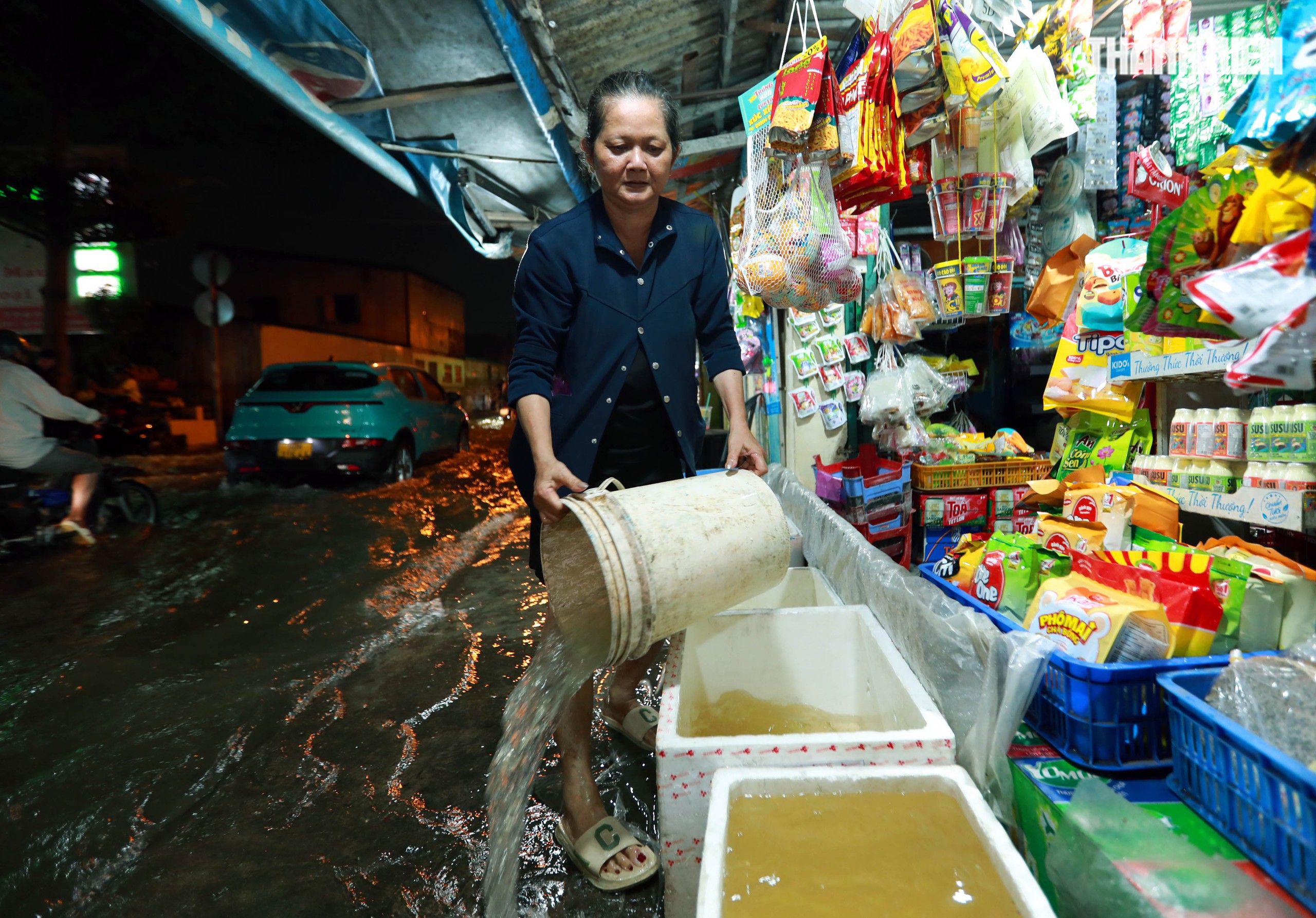 Triều cường ở TP.HCM: Người dân Thanh Đa lại khổ sở chống chọi trong đêm- Ảnh 6. Triều cường ở TP.HCM: Người dân Thanh Đa lại khổ sở chống chọi trong đêm- Ảnh 6.