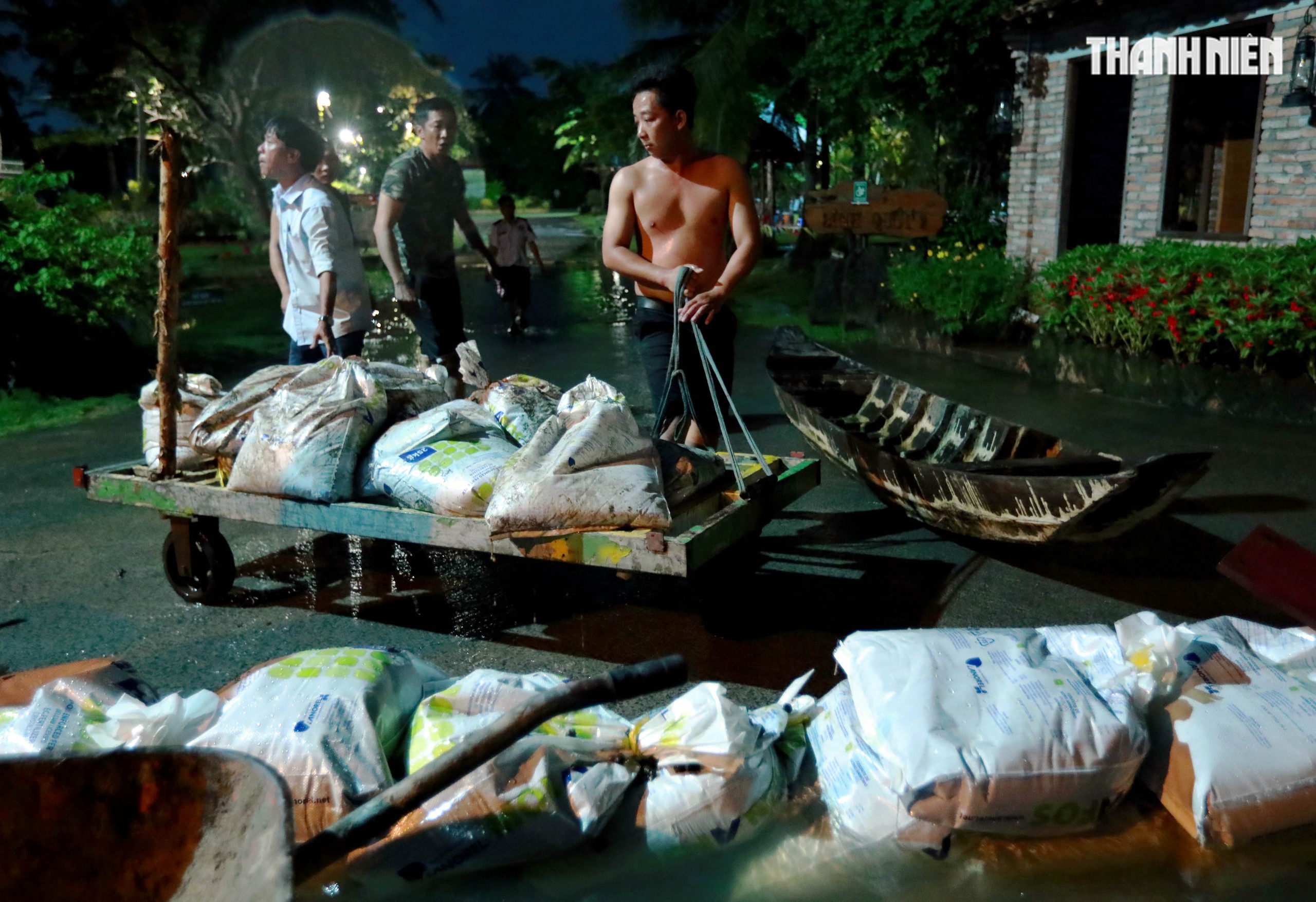 Triều cường ở TP.HCM: Người dân Thanh Đa lại khổ sở chống chọi trong đêm- Ảnh 8. Triều cường ở TP.HCM: Người dân Thanh Đa lại khổ sở chống chọi trong đêm- Ảnh 8.