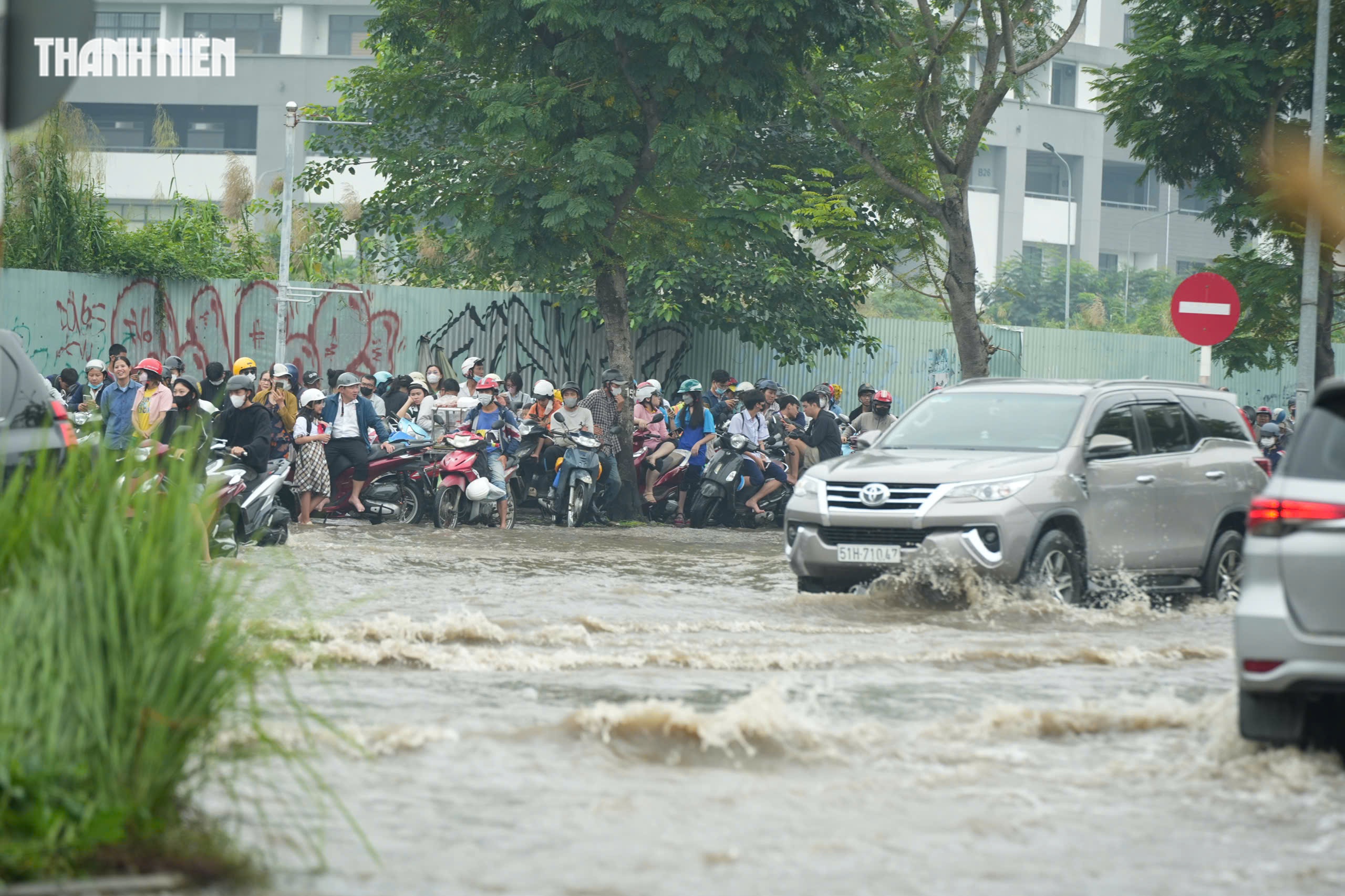 Thời tiết TP.HCM hôm nay 6.11: Triều cường dâng cao, người dân khốn khổ vì ngập nặng - Ảnh 12.