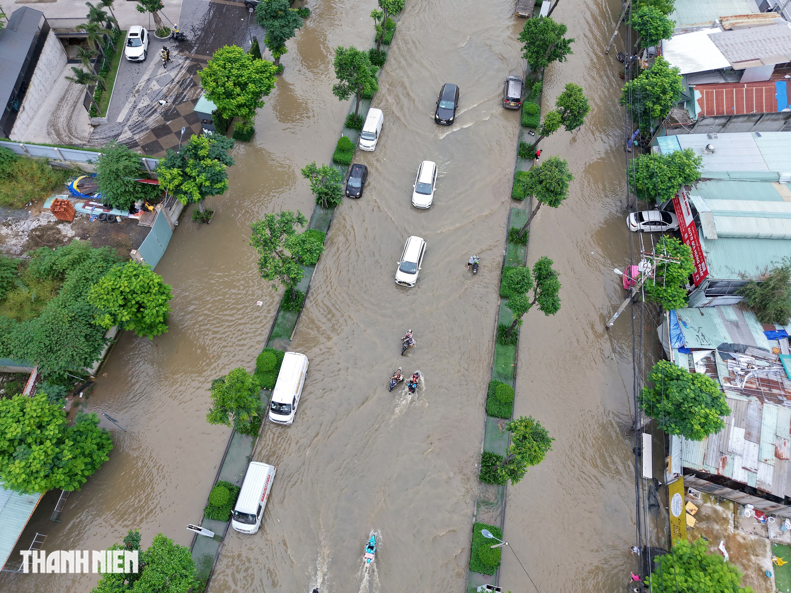 Cảnh triều cường vượt lịch sử ở khu nam TP.HCM nhìn từ trên cao chiều 6.11 - Ảnh 9.