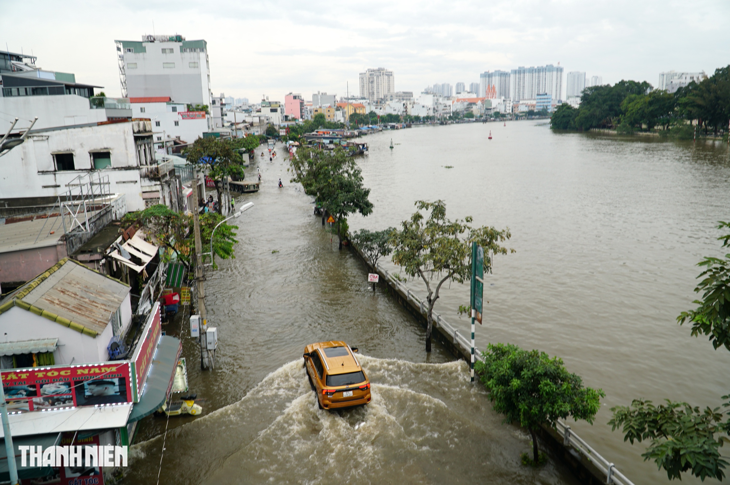 Cảnh triều cường vượt lịch sử ở khu nam TP.HCM nhìn từ trên cao chiều 6.11 - Ảnh 1.