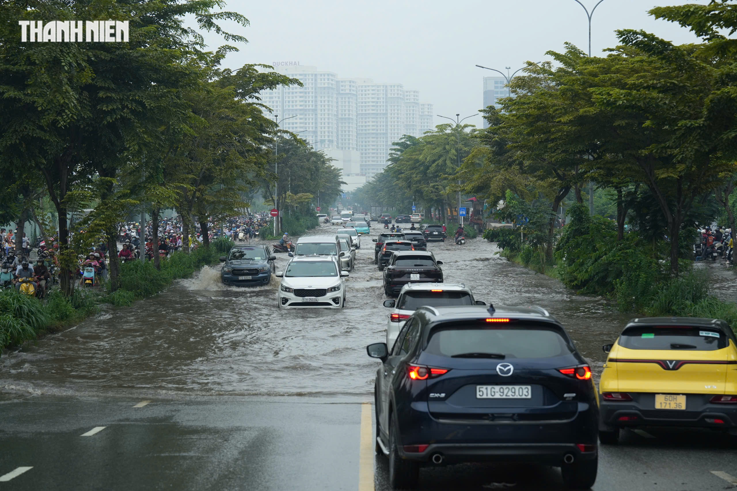 Thời tiết TP.HCM hôm nay 6.11: Triều cường dâng cao, người dân khốn khổ vì ngập nặng - Ảnh 4.